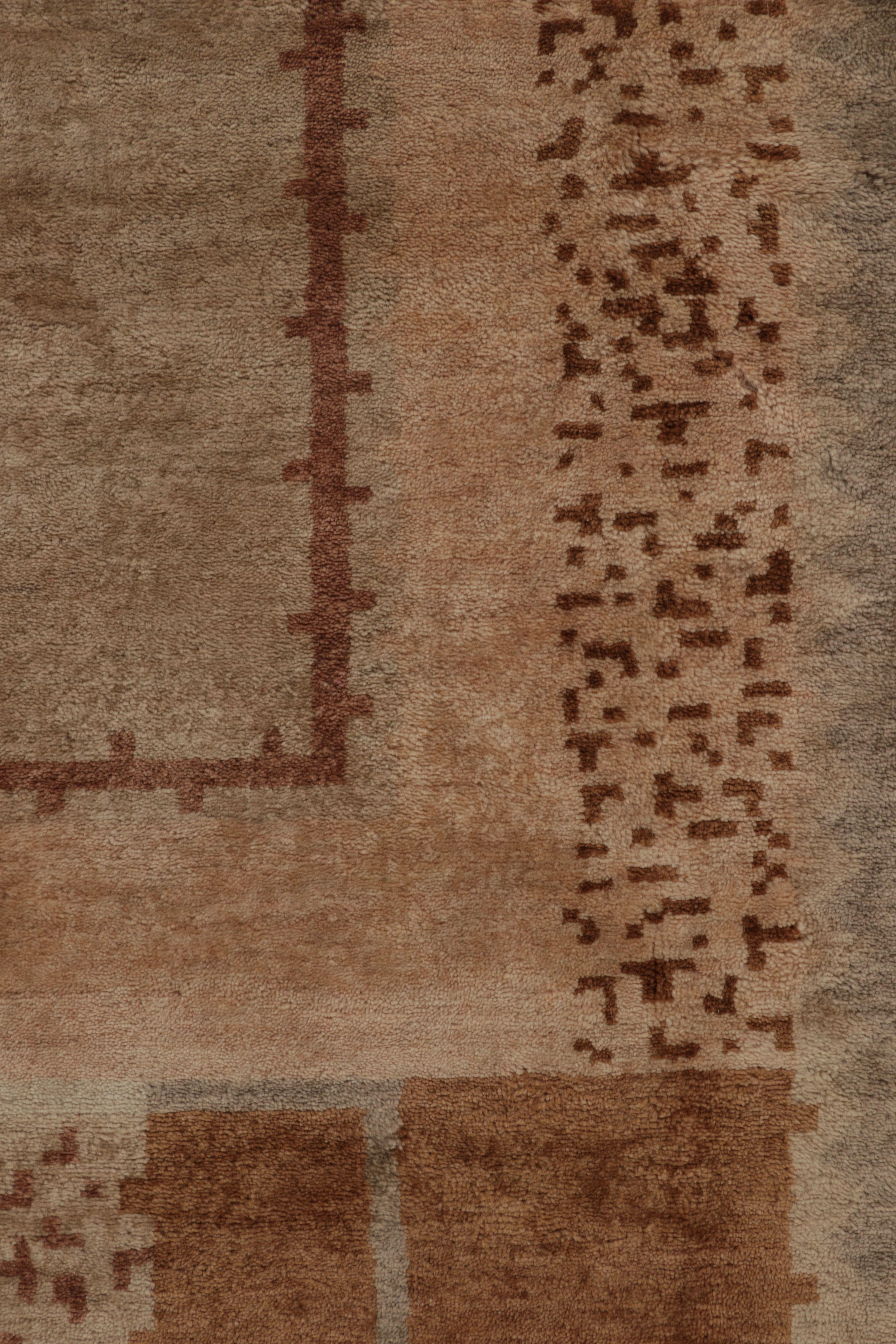  Dieser 9x12 große, handgeknüpfte Wollteppich von Rug & Kilim ist eine neue Ergänzung der Kollektion französischer Art-Déco-Teppiche - eine zeitgenössische Ode an den modernen Stil der 1920er Jahre mit geometrischen Mustern, die von einigen der