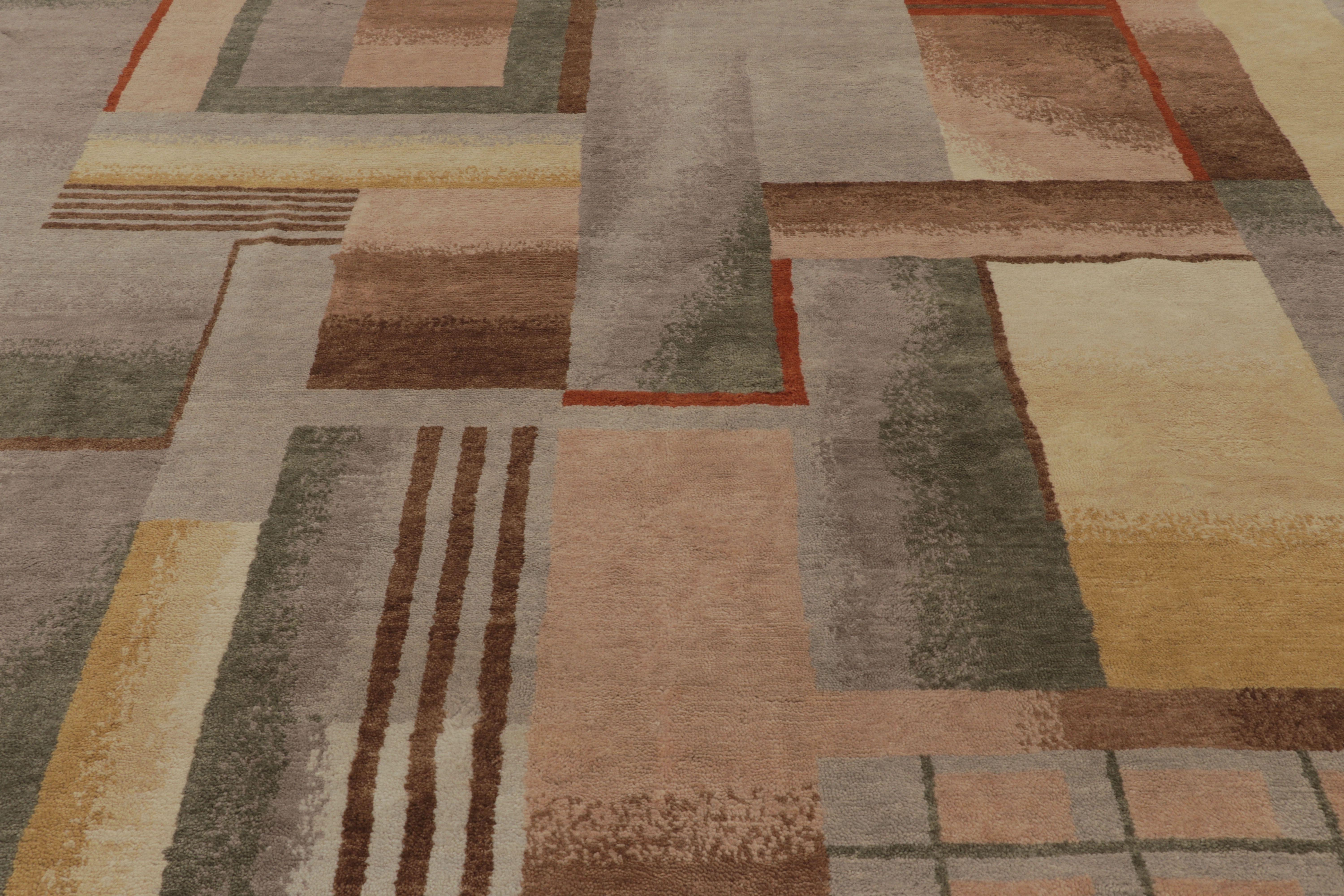 Dieser handgeknüpfte Teppich von Rug & Kilim im Format 10x12 aus Wolle und Baumwolle ist eine Neuheit in der Kollektion französischer Art-Déco-Teppiche - eine zeitgenössische Ode an den modernen Stil der 1920er Jahre mit geometrischen Mustern, die