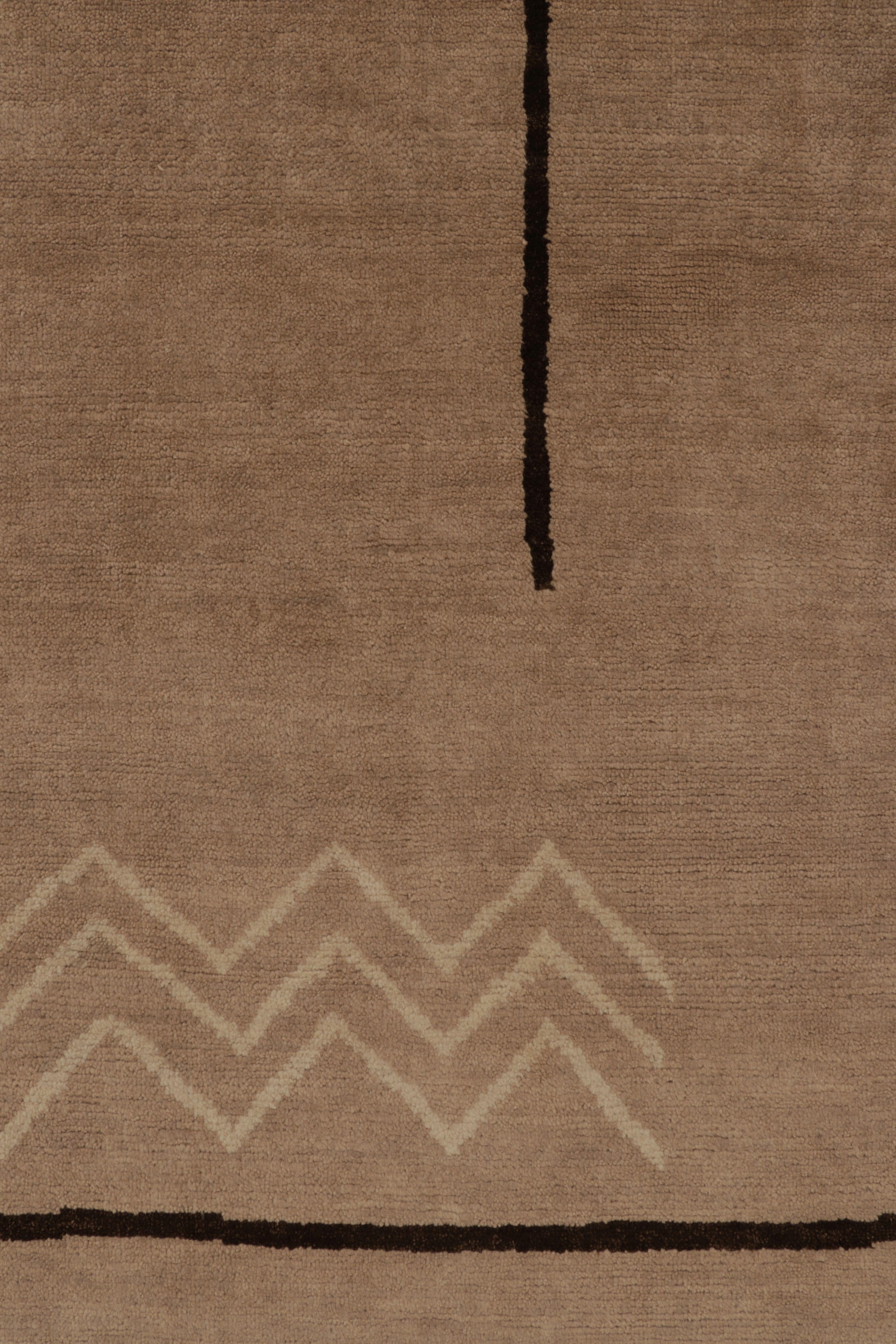 Rug & Kilims französischer Teppich im Art-Déco-Stil in Beige-Braun mit geometrischen Mustern (Art déco) im Angebot