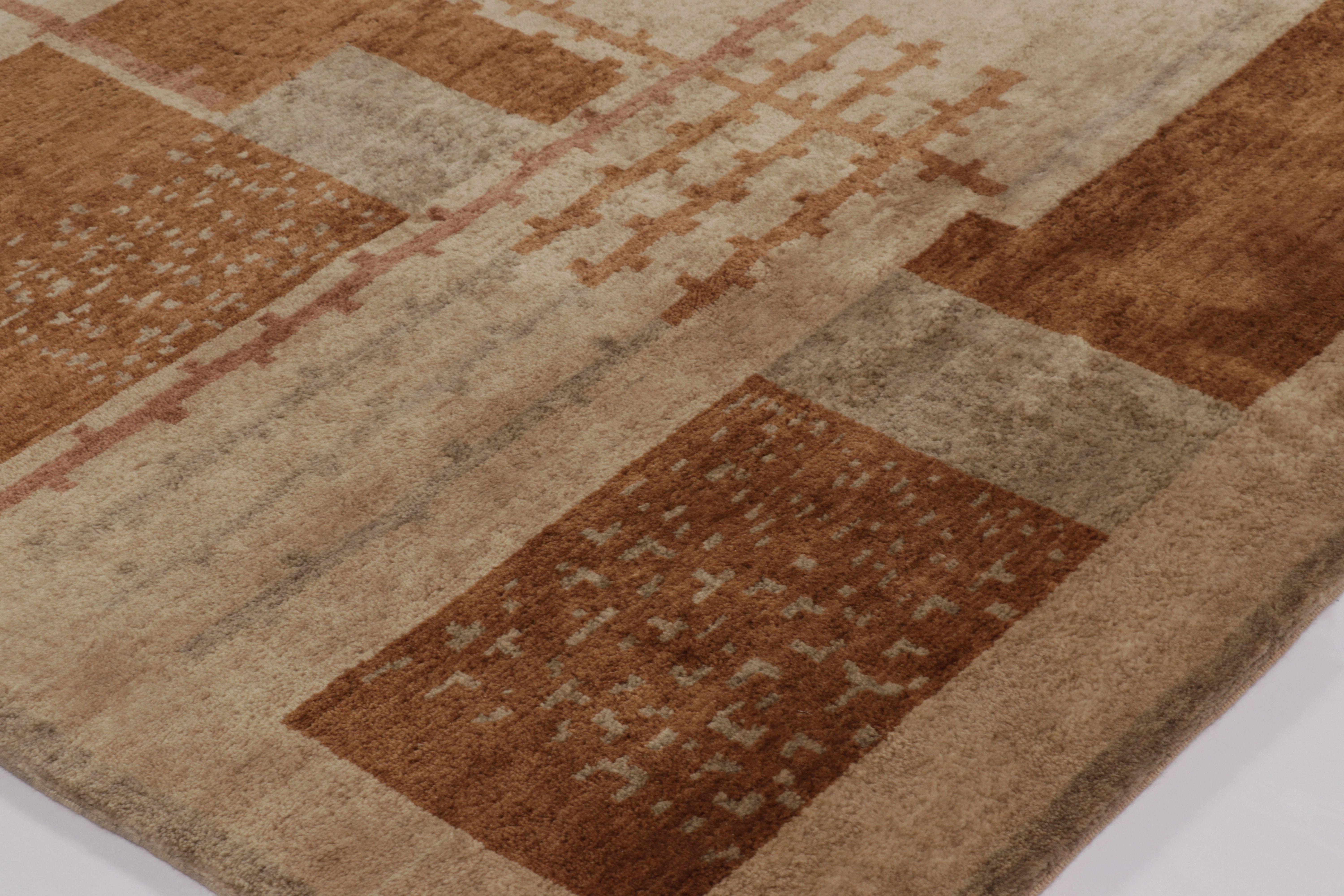 Rug & Kilims französischer Teppich im Art-Déco-Stil in Beige-Braun mit geometrischen Mustern (Indisch) im Angebot
