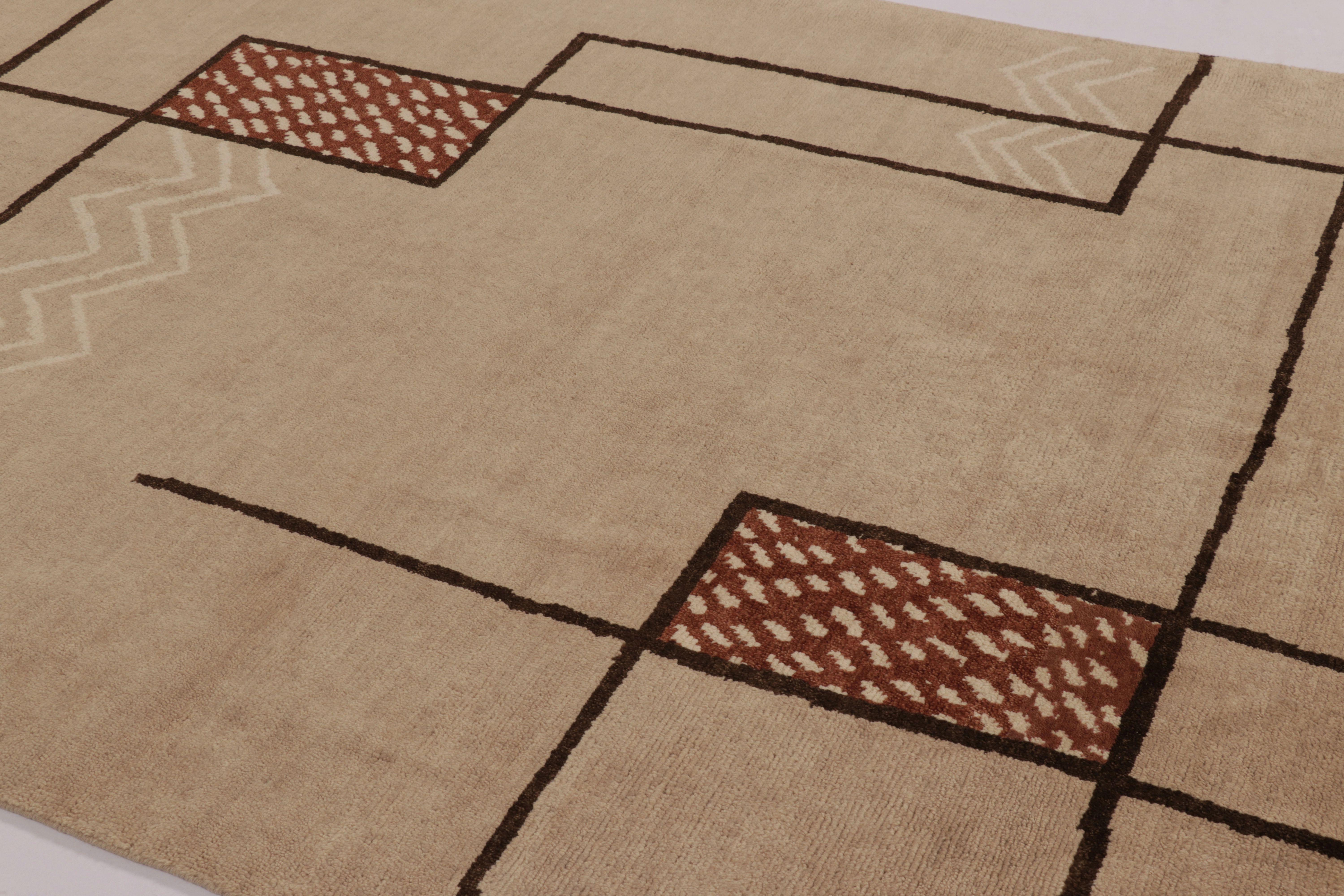 Rug & Kilims französischer Teppich im Art-Déco-Stil in Beige-Braun mit geometrischen Mustern (Indisch) im Angebot