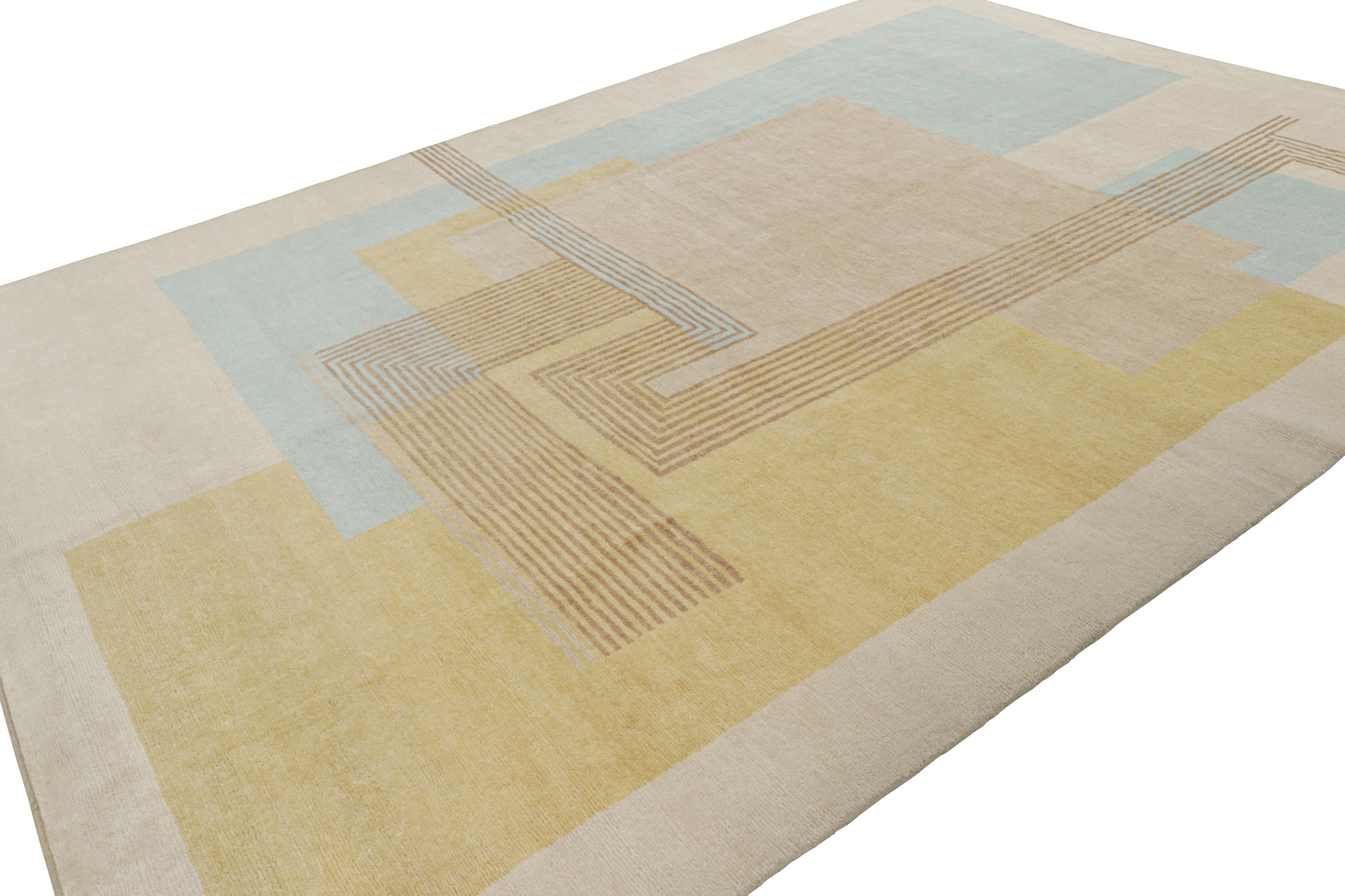 Annodato a mano Rug & Kilim è un tappeto in stile Art Deco francese in beige-marrone con motivi geometrici in vendita