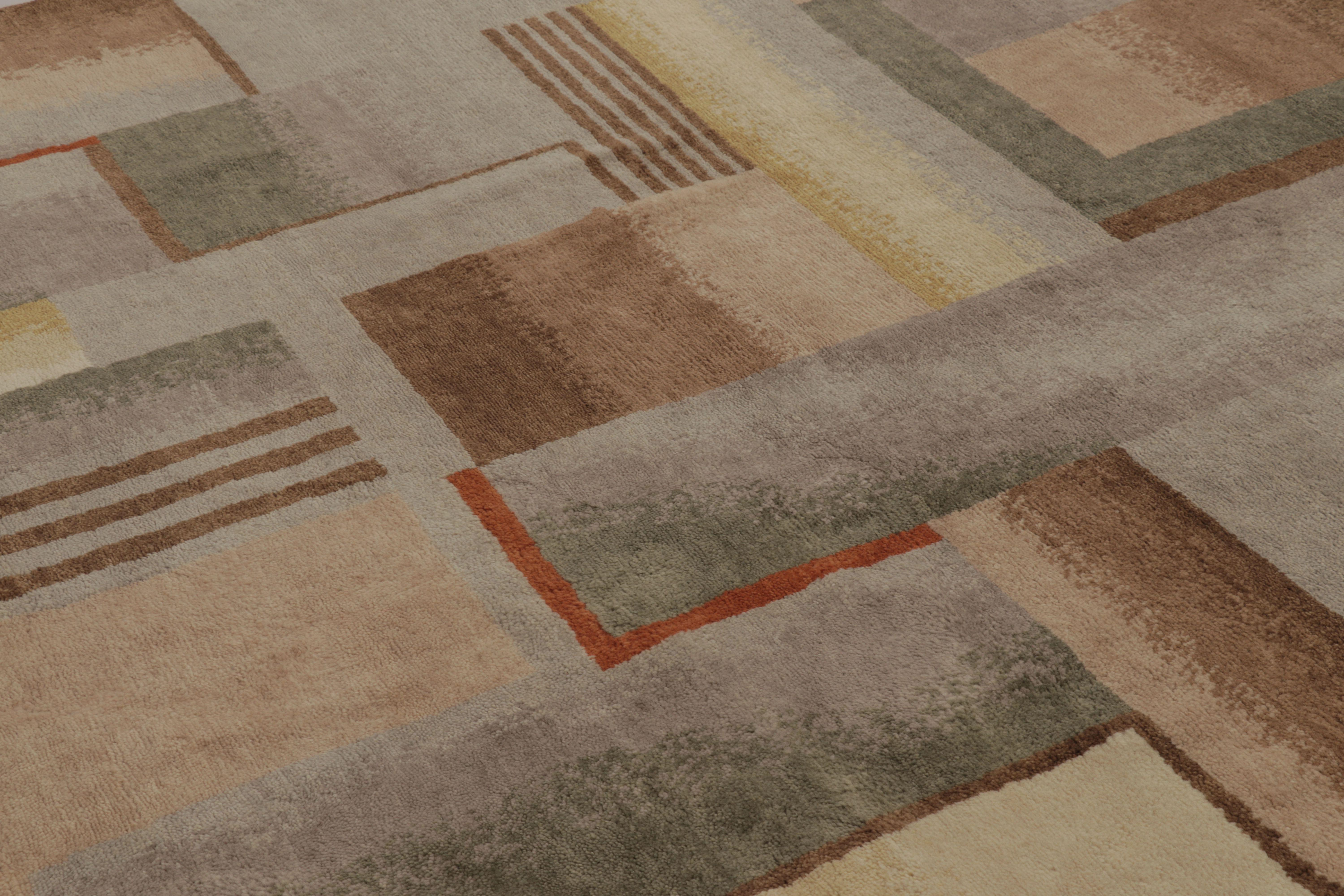 Rug & Kilims französischer Teppich im Art-Déco-Stil in Beige-Braun mit geometrischen Mustern (Indisch) im Angebot