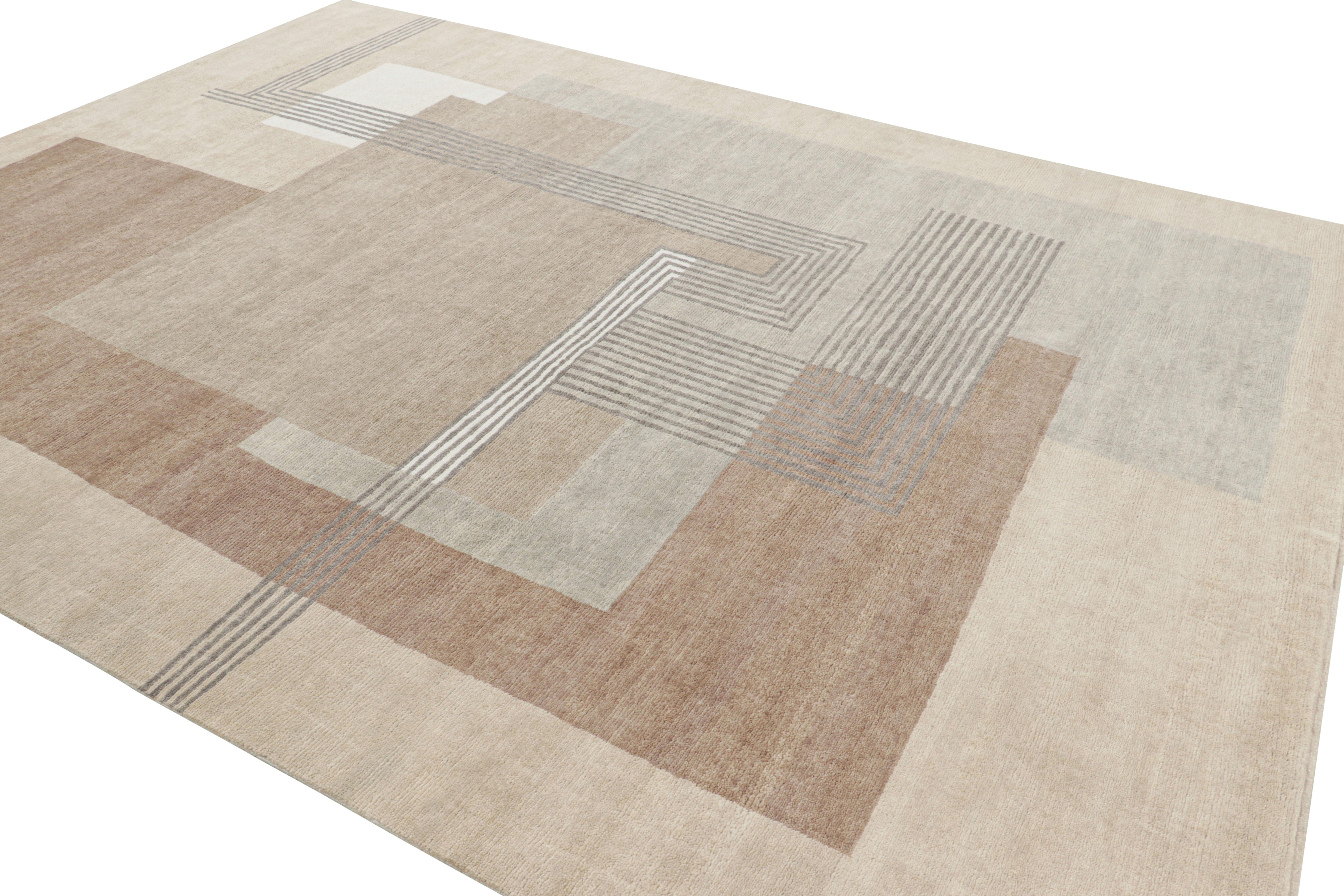Tessuto a mano Rug & Kilim è un tappeto in stile Art Deco francese in beige-marrone con motivi geometrici in vendita