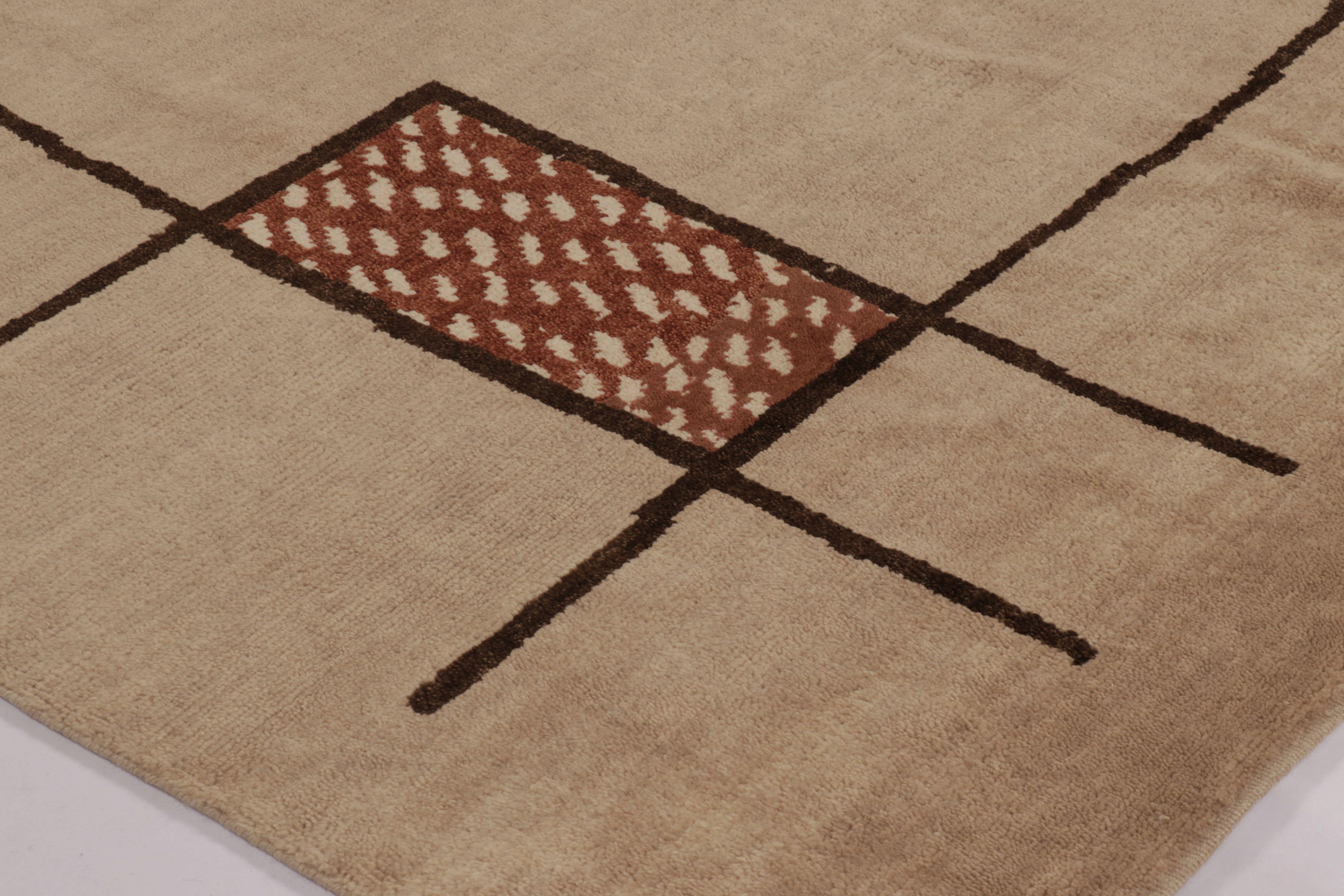Rug & Kilims französischer Teppich im Art-Déco-Stil in Beige-Braun mit geometrischen Mustern (Handgeknüpft) im Angebot