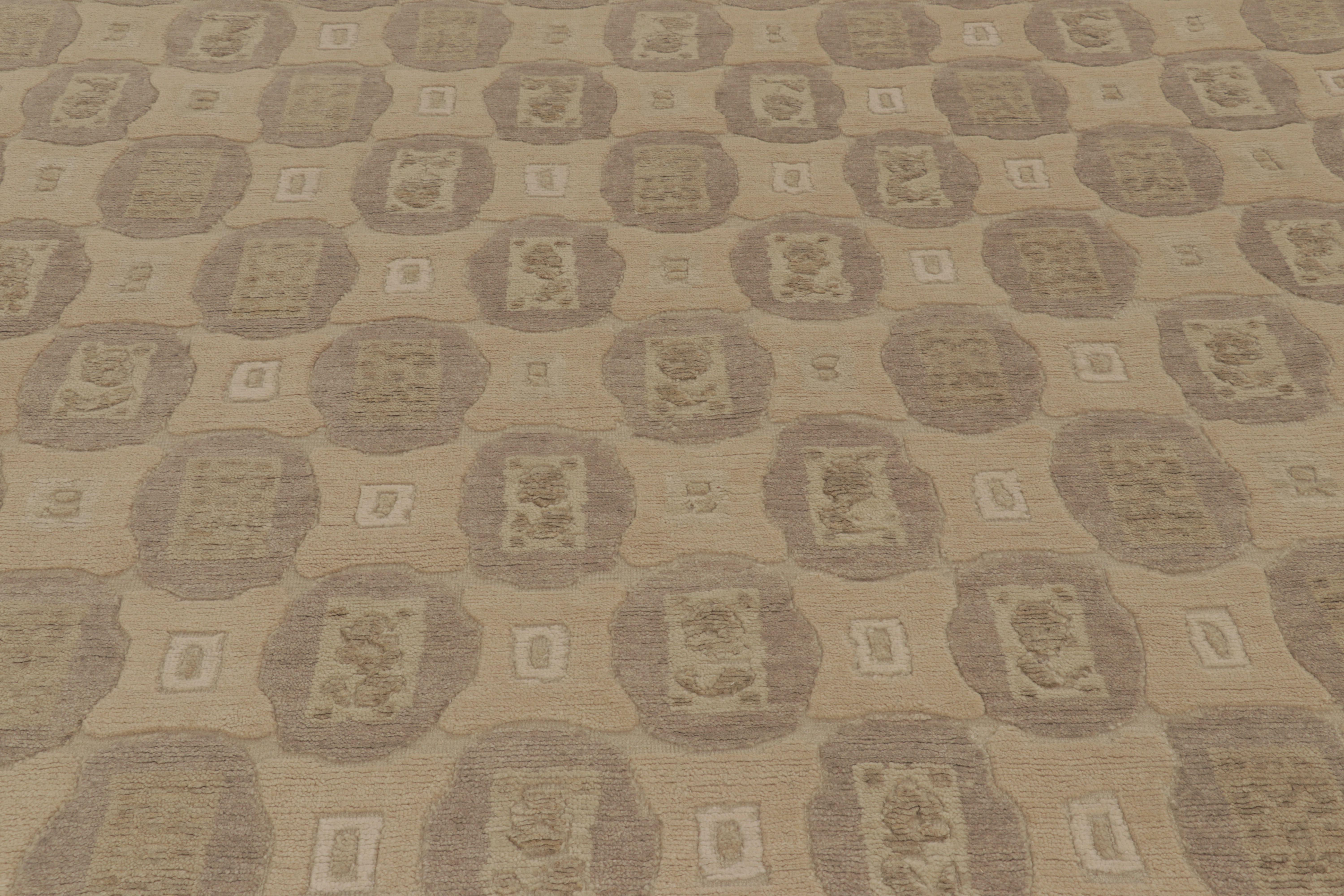 Rug & Kilims französischer Teppich im Art-Déco-Stil in Beige-Braun mit geometrischen Mustern (Indisch) im Angebot