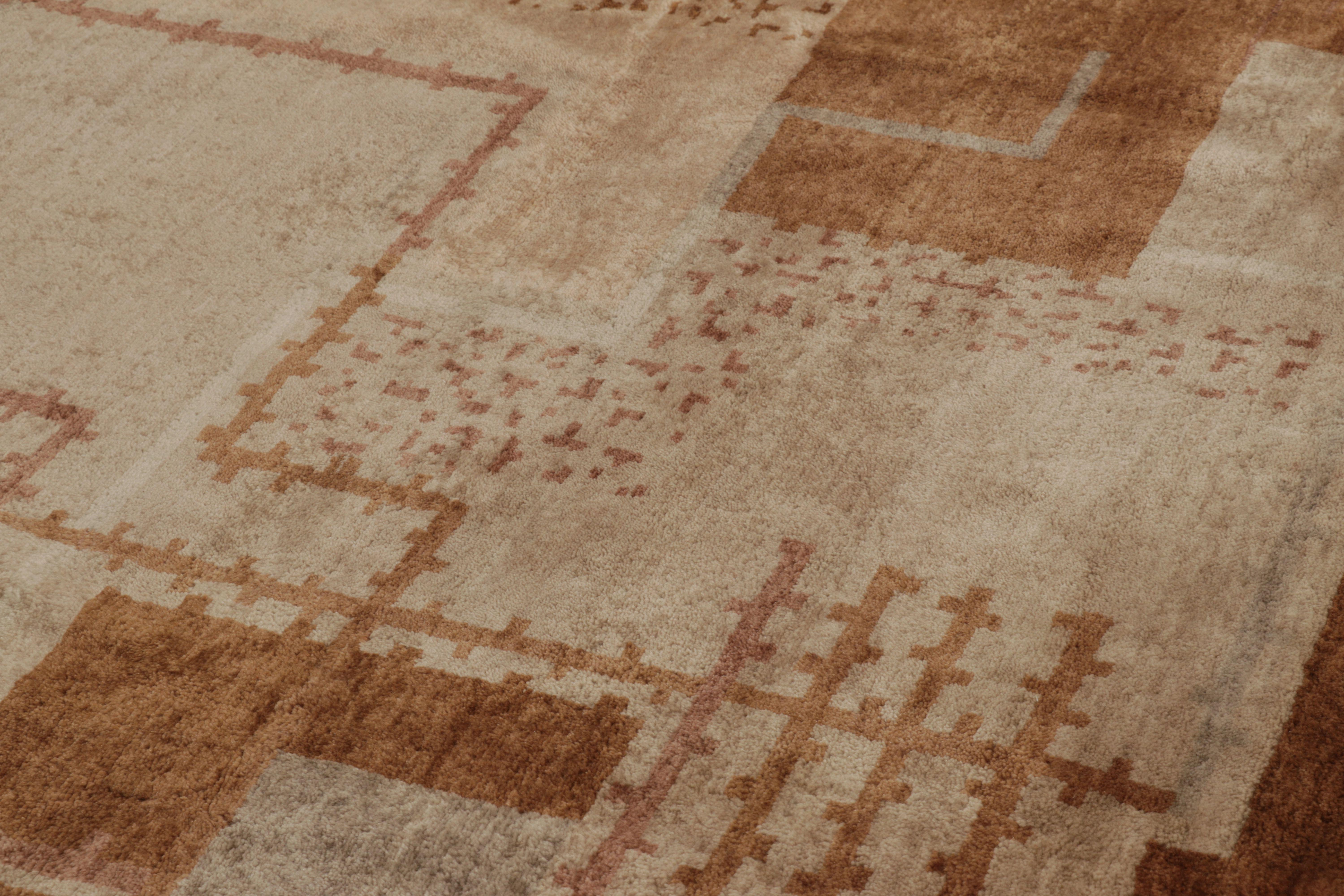 Rug & Kilims französischer Teppich im Art-Déco-Stil in Beige-Braun mit geometrischen Mustern im Zustand „Neu“ im Angebot in Long Island City, NY