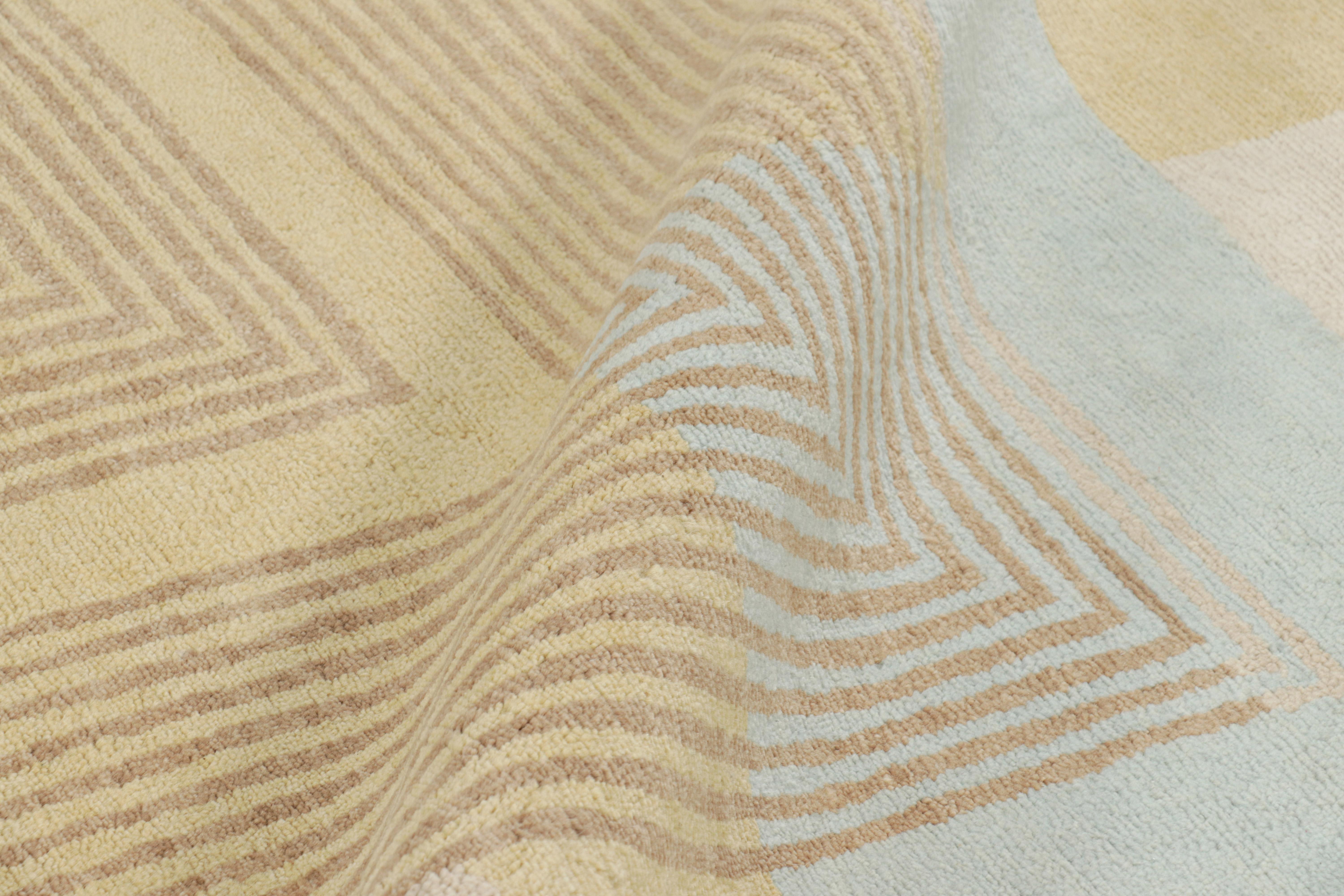 XXI secolo e contemporaneo Rug & Kilim è un tappeto in stile Art Deco francese in beige-marrone con motivi geometrici in vendita