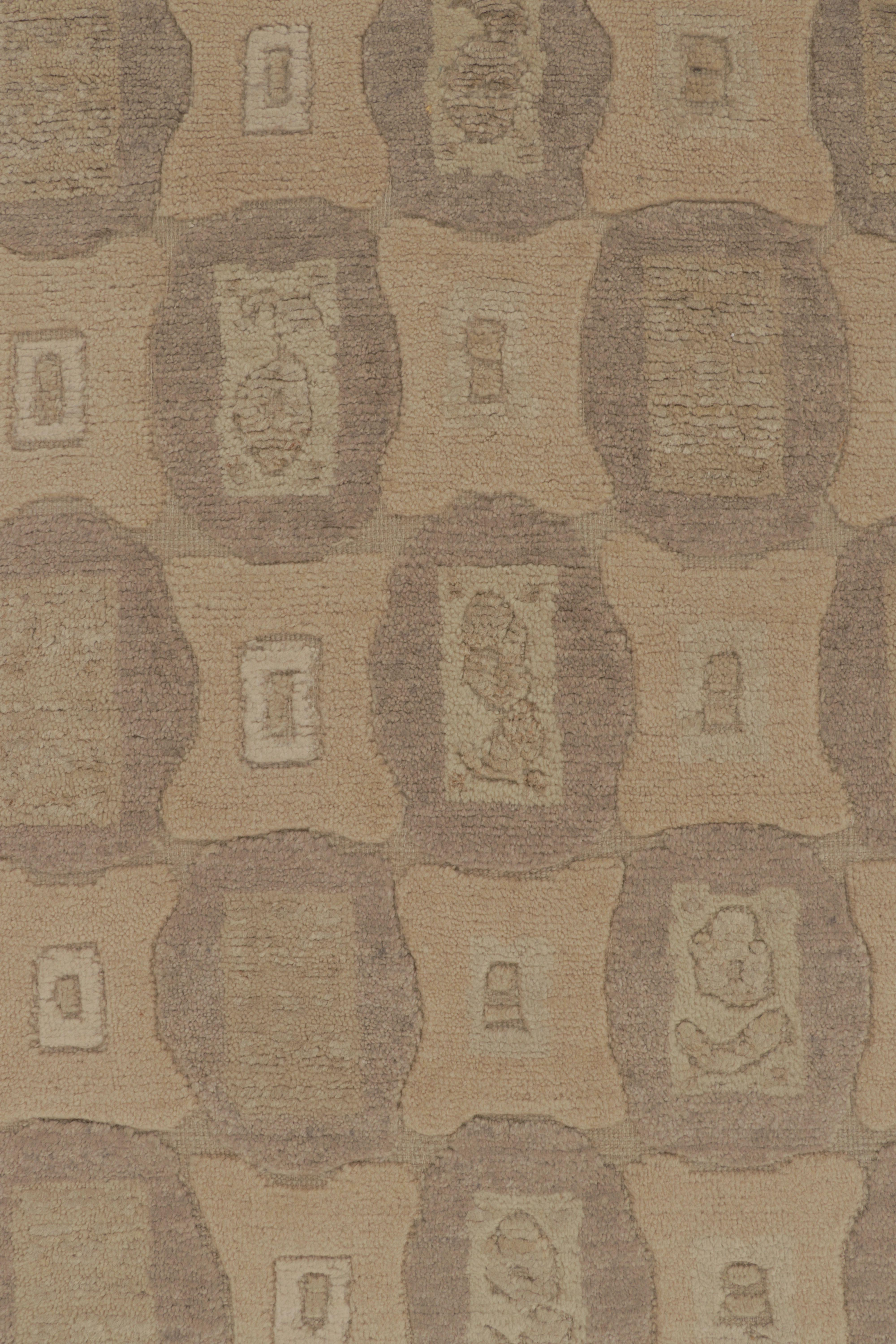 Rug & Kilims französischer Teppich im Art-Déco-Stil in Beige-Braun mit geometrischen Mustern (Handgeknüpft) im Angebot