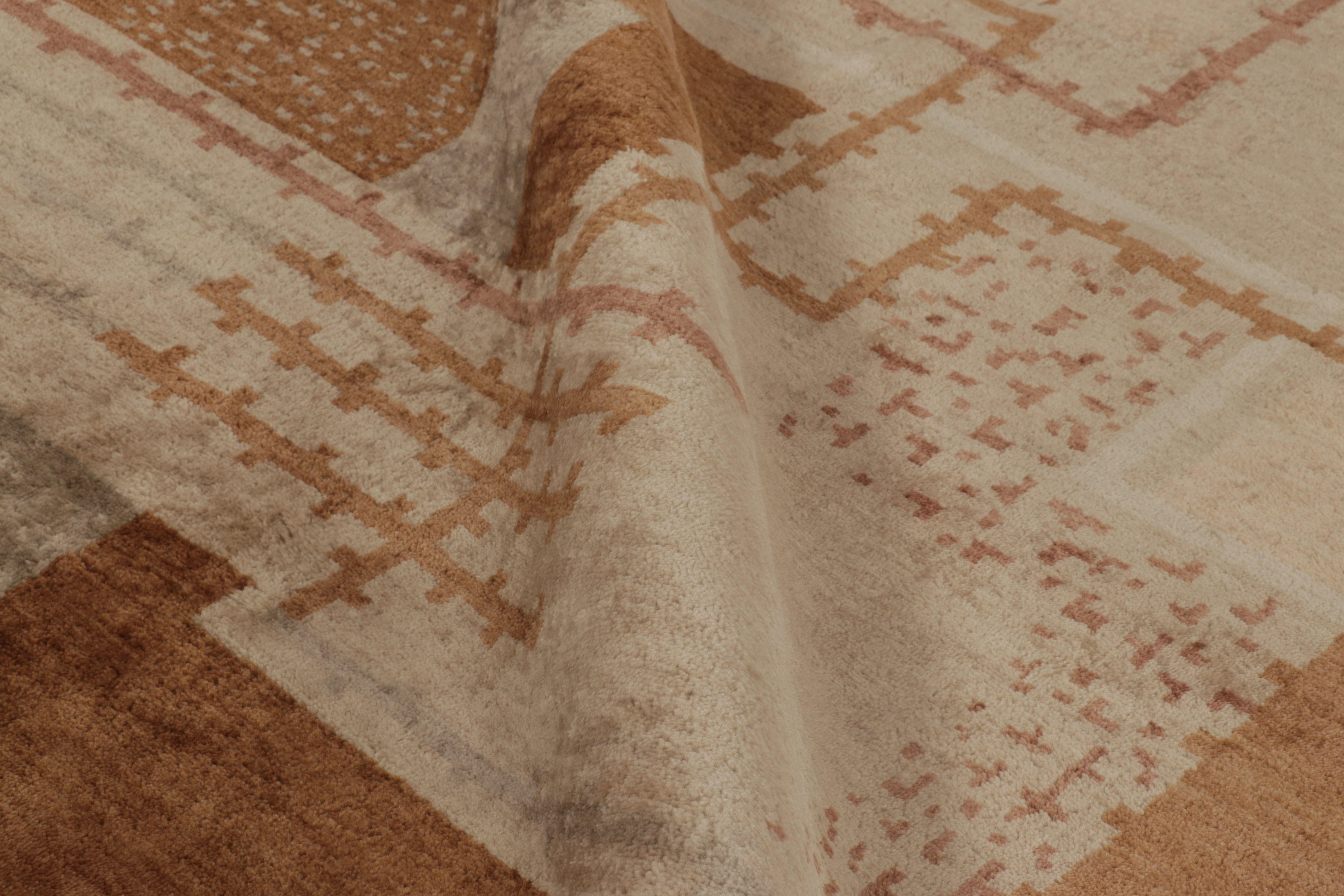 Rug & Kilims französischer Teppich im Art-Déco-Stil in Beige-Braun mit geometrischen Mustern (21. Jahrhundert und zeitgenössisch) im Angebot