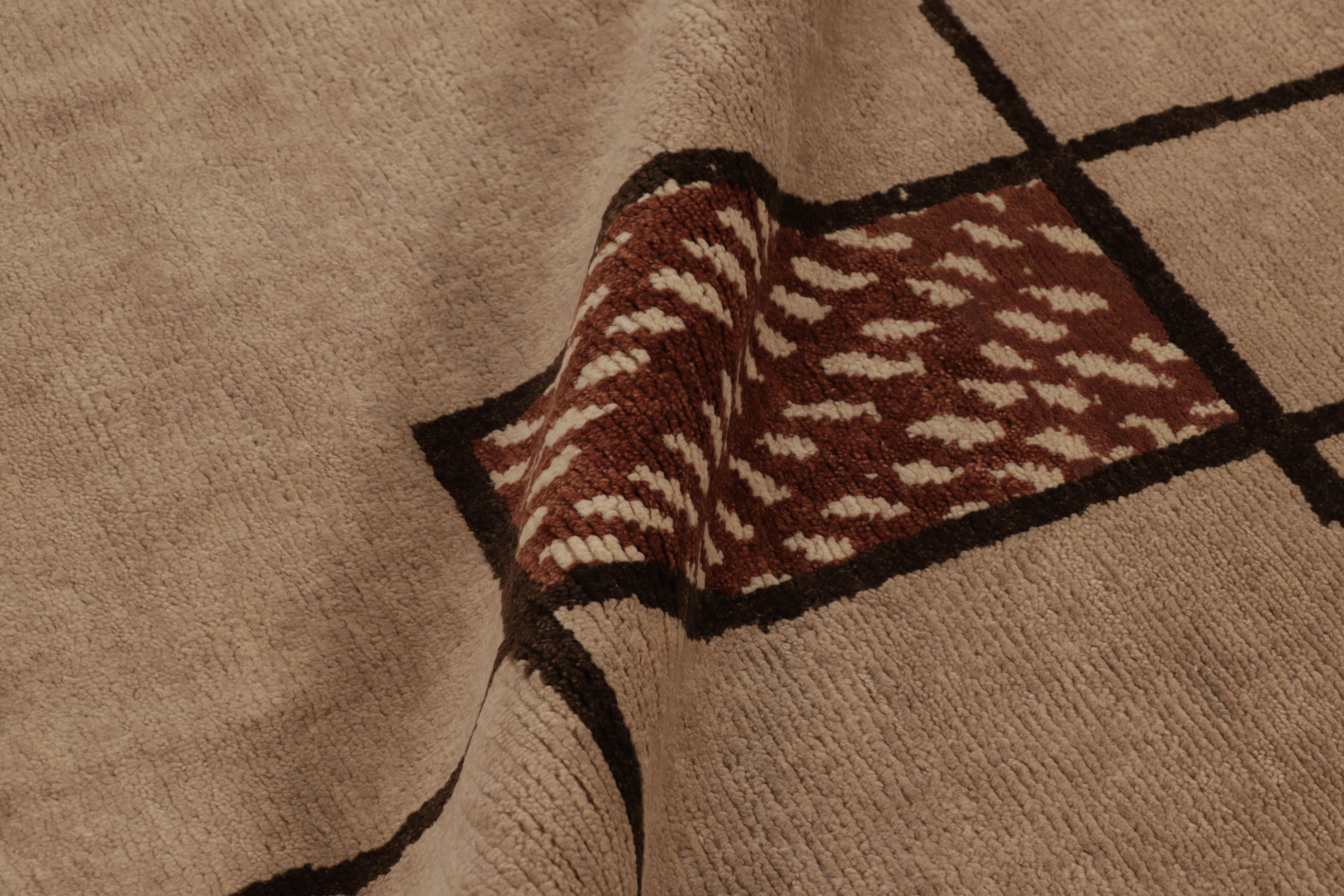 Rug & Kilims französischer Teppich im Art-Déco-Stil in Beige-Braun mit geometrischen Mustern (21. Jahrhundert und zeitgenössisch) im Angebot