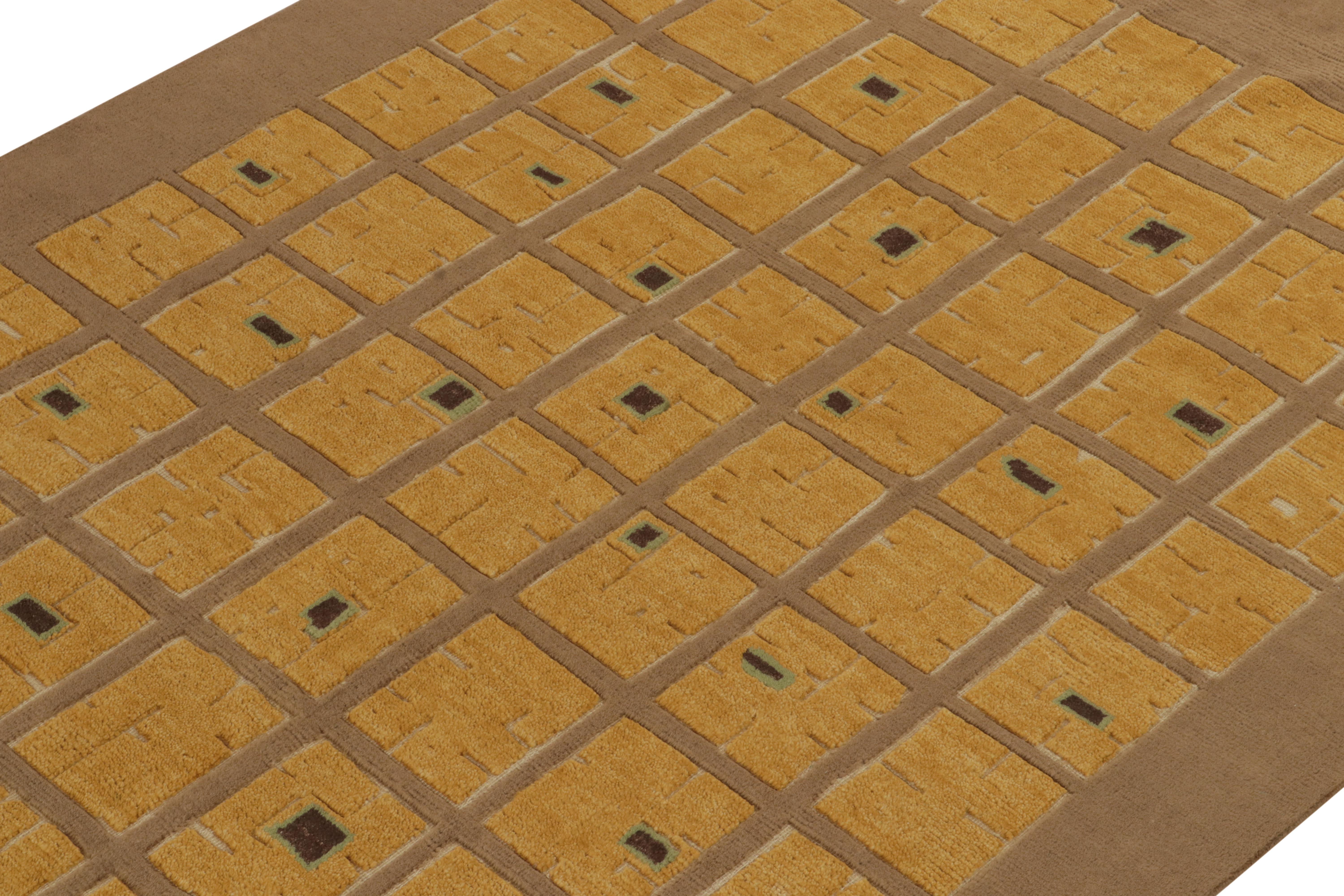 Französischer Teppich im Art-déco-Stil von Teppich & Kilims in Beige-Brown mit quadratischen Goldmustern (Indisch) im Angebot