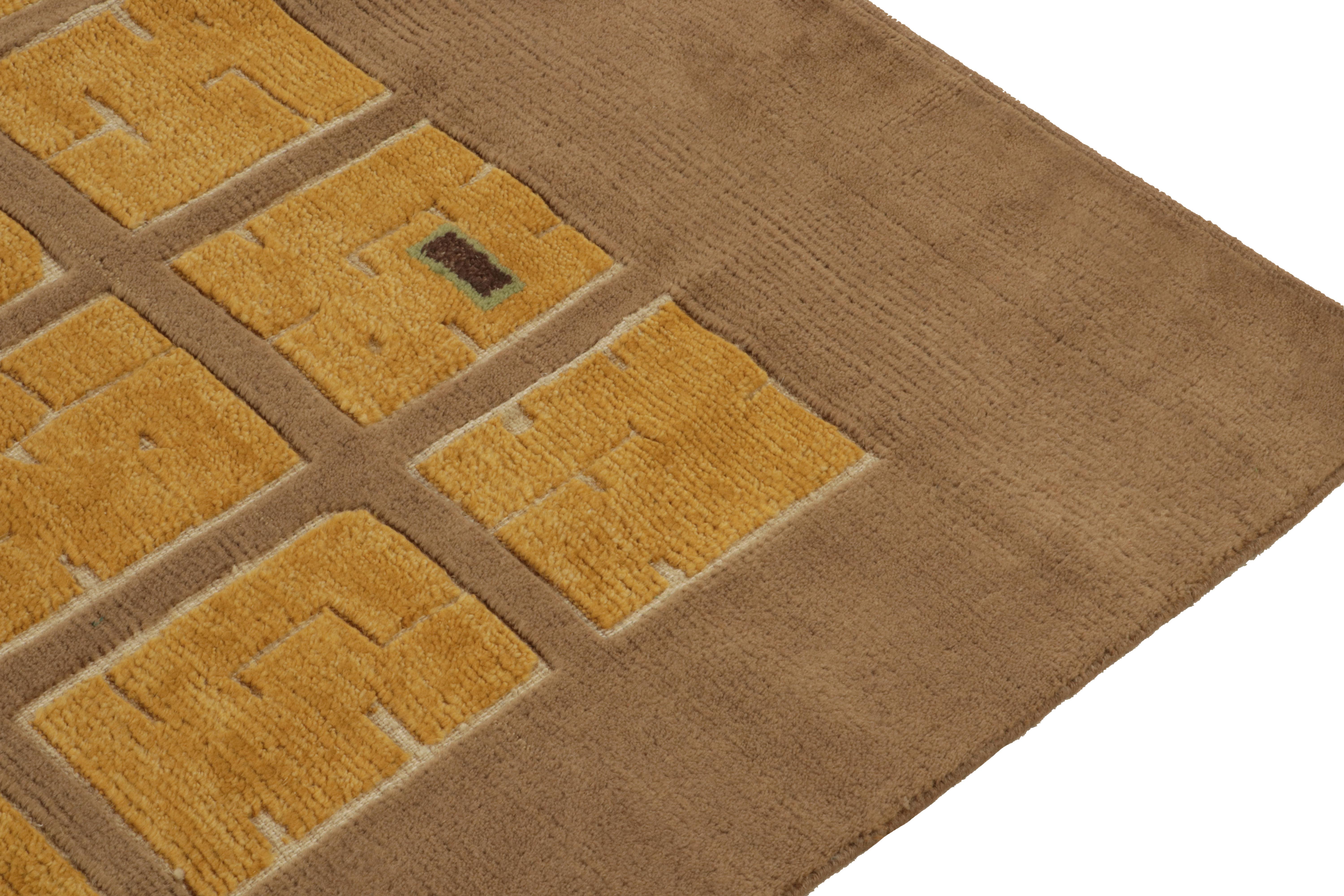 Französischer Teppich im Art-déco-Stil von Teppich & Kilims in Beige-Brown mit quadratischen Goldmustern (Handgeknüpft) im Angebot
