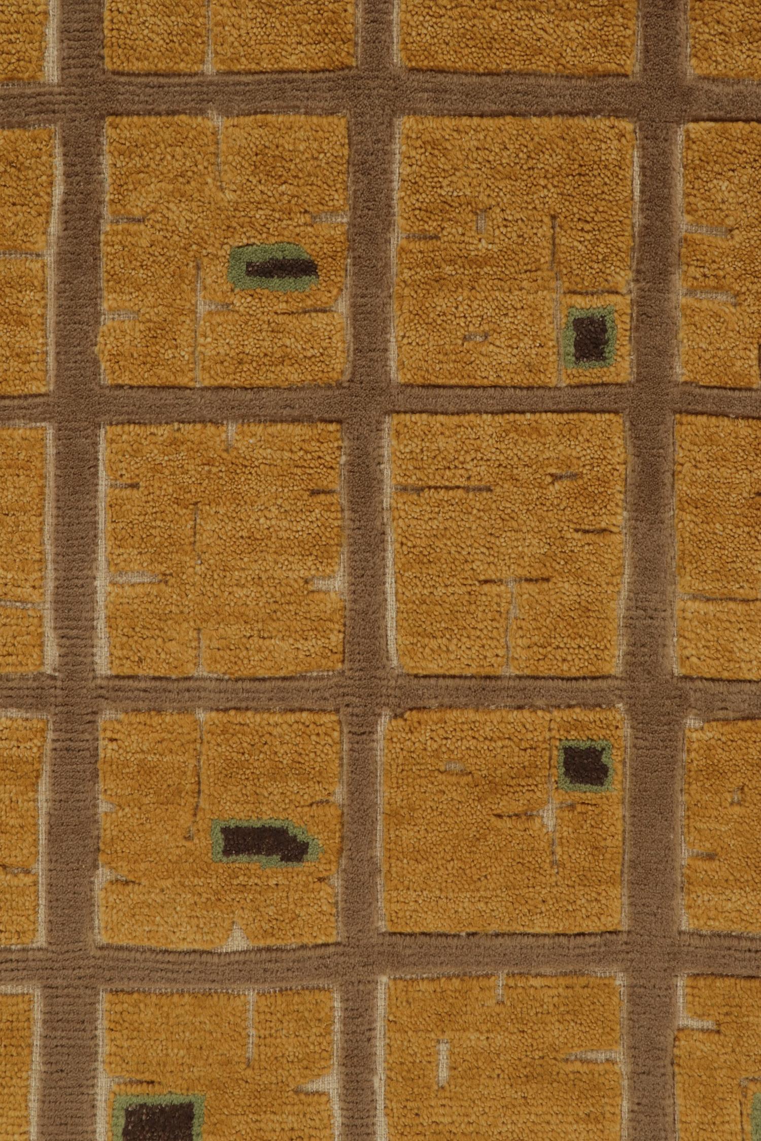 Französischer Teppich im Art-déco-Stil von Teppich & Kilims in Beige-Brown mit quadratischen Goldmustern im Zustand „Neu“ im Angebot in Long Island City, NY