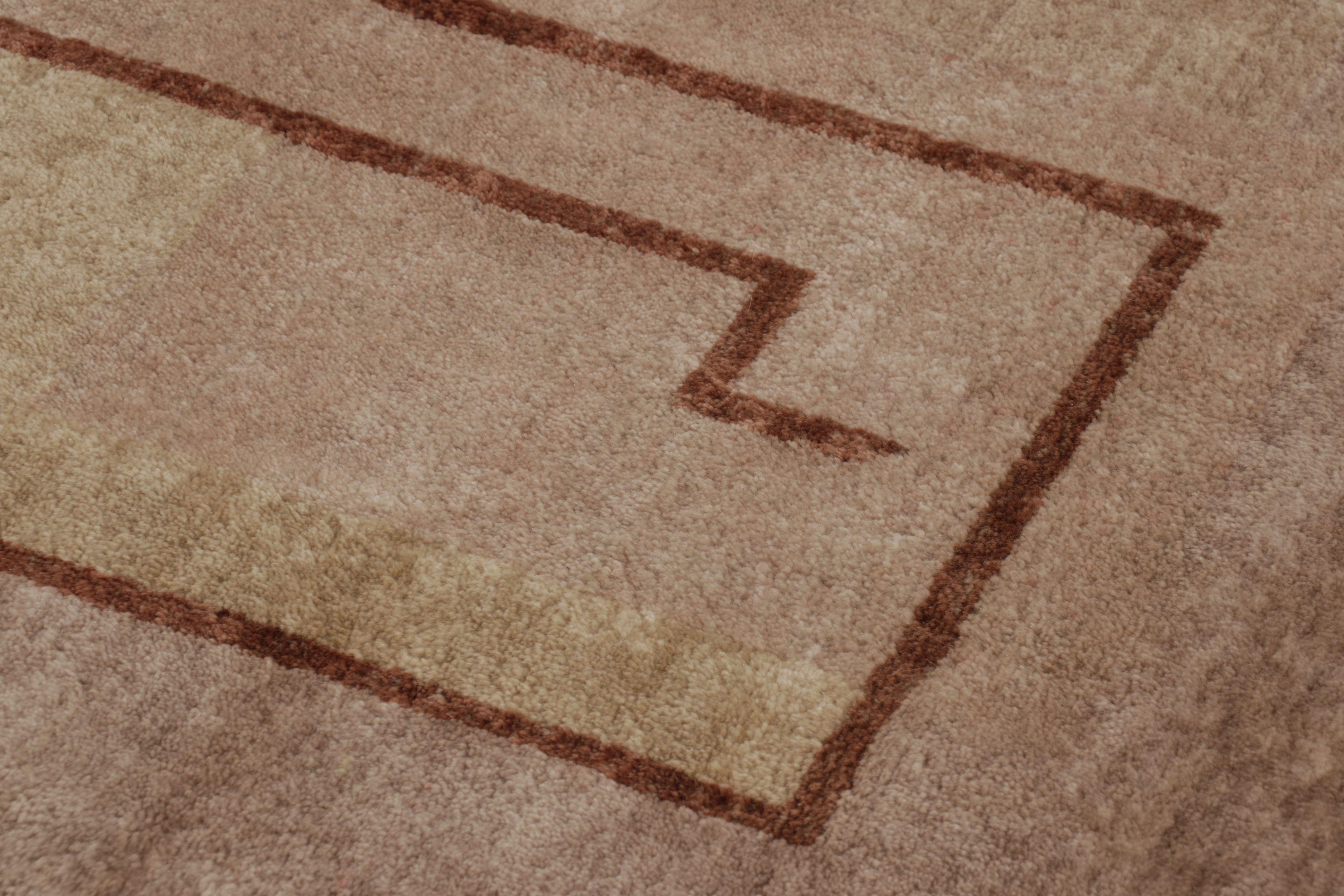 Art Déco Tappeto Rug & Kilim in stile Art Deco francese in beige-rosa con motivi geometrici in vendita