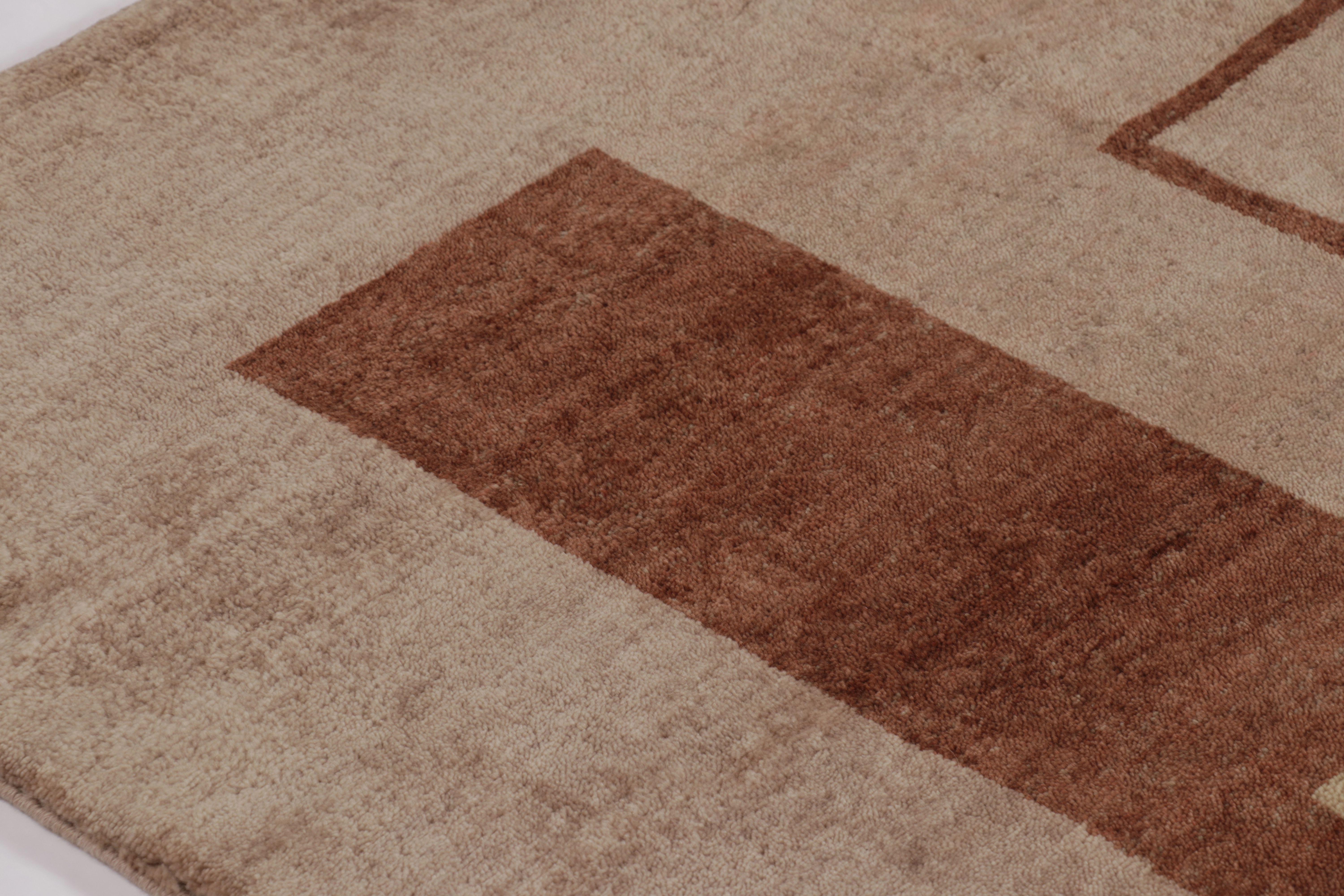 Annodato a mano Tappeto Rug & Kilim in stile Art Deco francese in beige-rosa con motivi geometrici in vendita