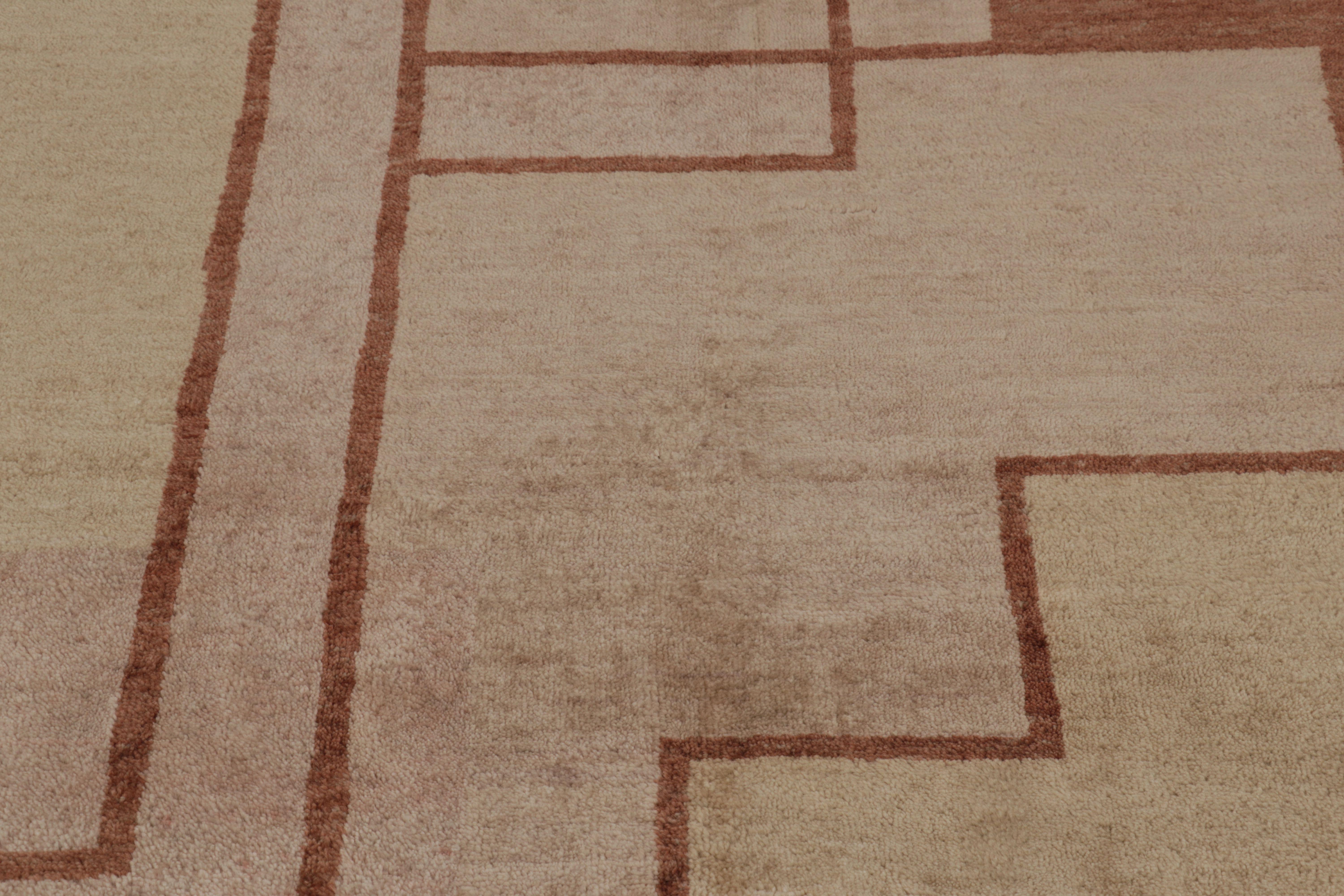 Tappeto Rug & Kilim in stile Art Deco francese in beige-rosa con motivi geometrici In condizioni Nuovo in vendita a Long Island City, NY