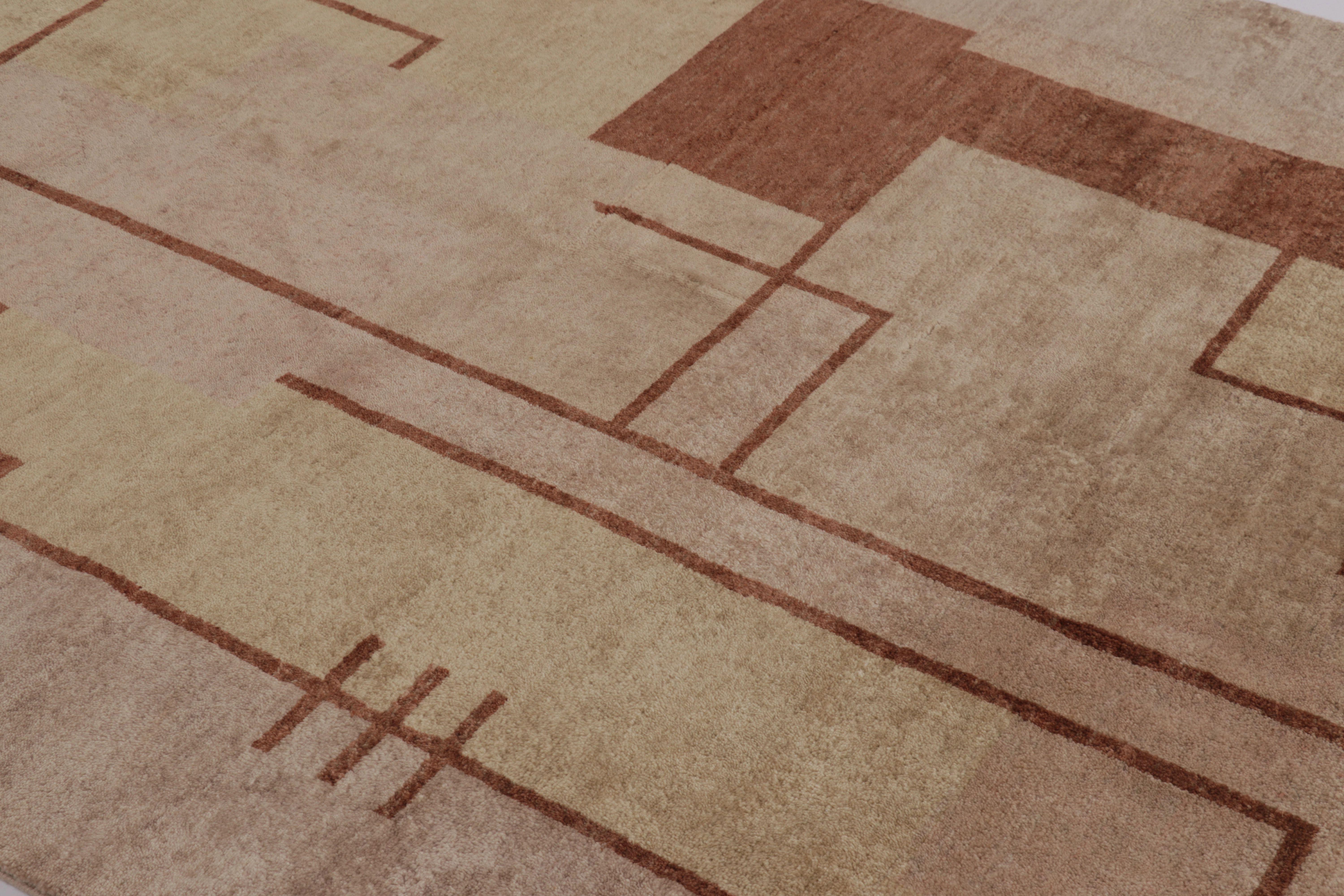 XXI secolo e contemporaneo Tappeto Rug & Kilim in stile Art Deco francese in beige-rosa con motivi geometrici in vendita