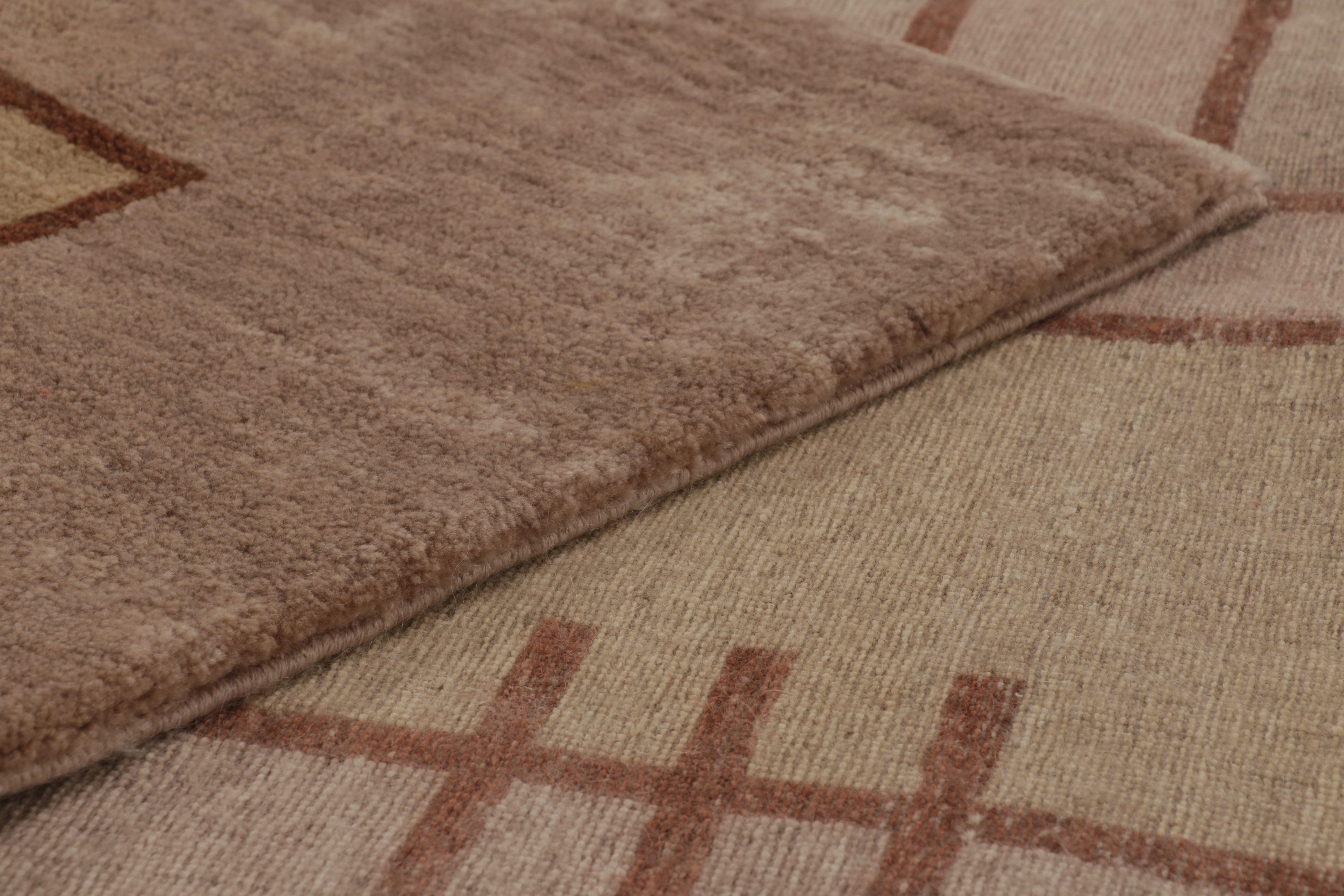 Lana Tappeto Rug & Kilim in stile Art Deco francese in beige-rosa con motivi geometrici in vendita