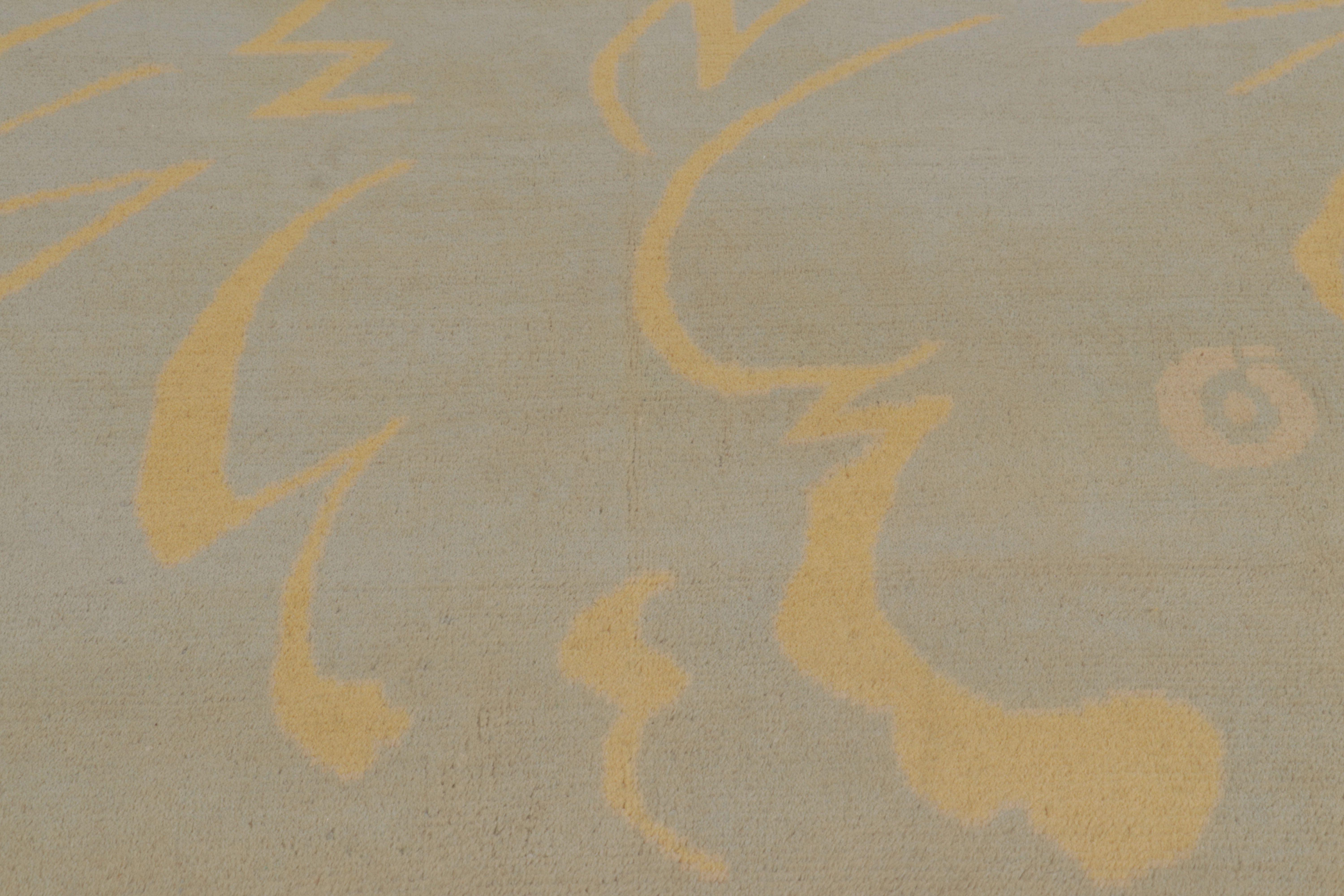 Art Déco Rug & Kilim è un tappeto francese in stile Art Deco di colore beige con motivi curvilinei dorati in vendita