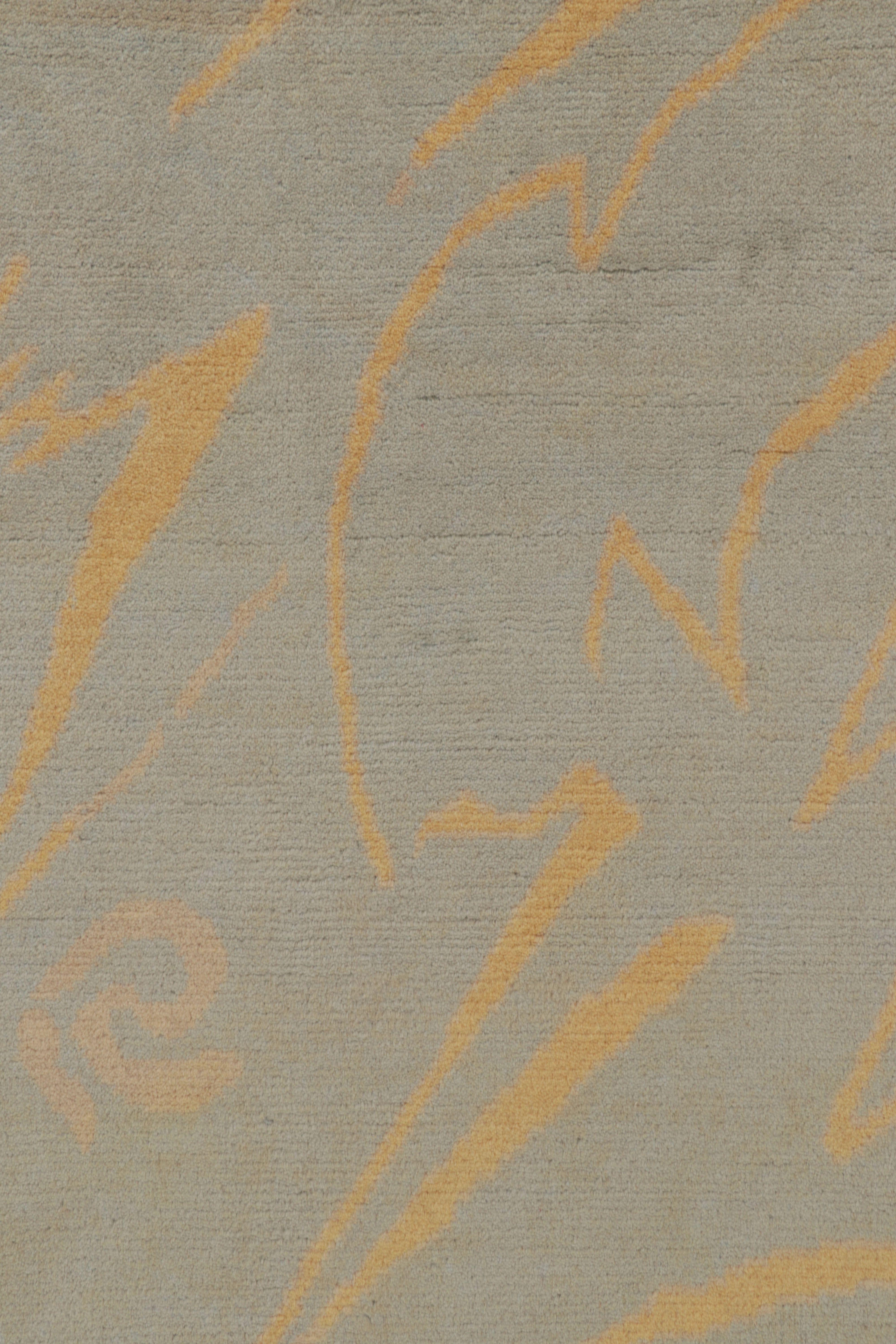 Indiano Rug & Kilim è un tappeto francese in stile Art Deco di colore beige con motivi curvilinei dorati in vendita