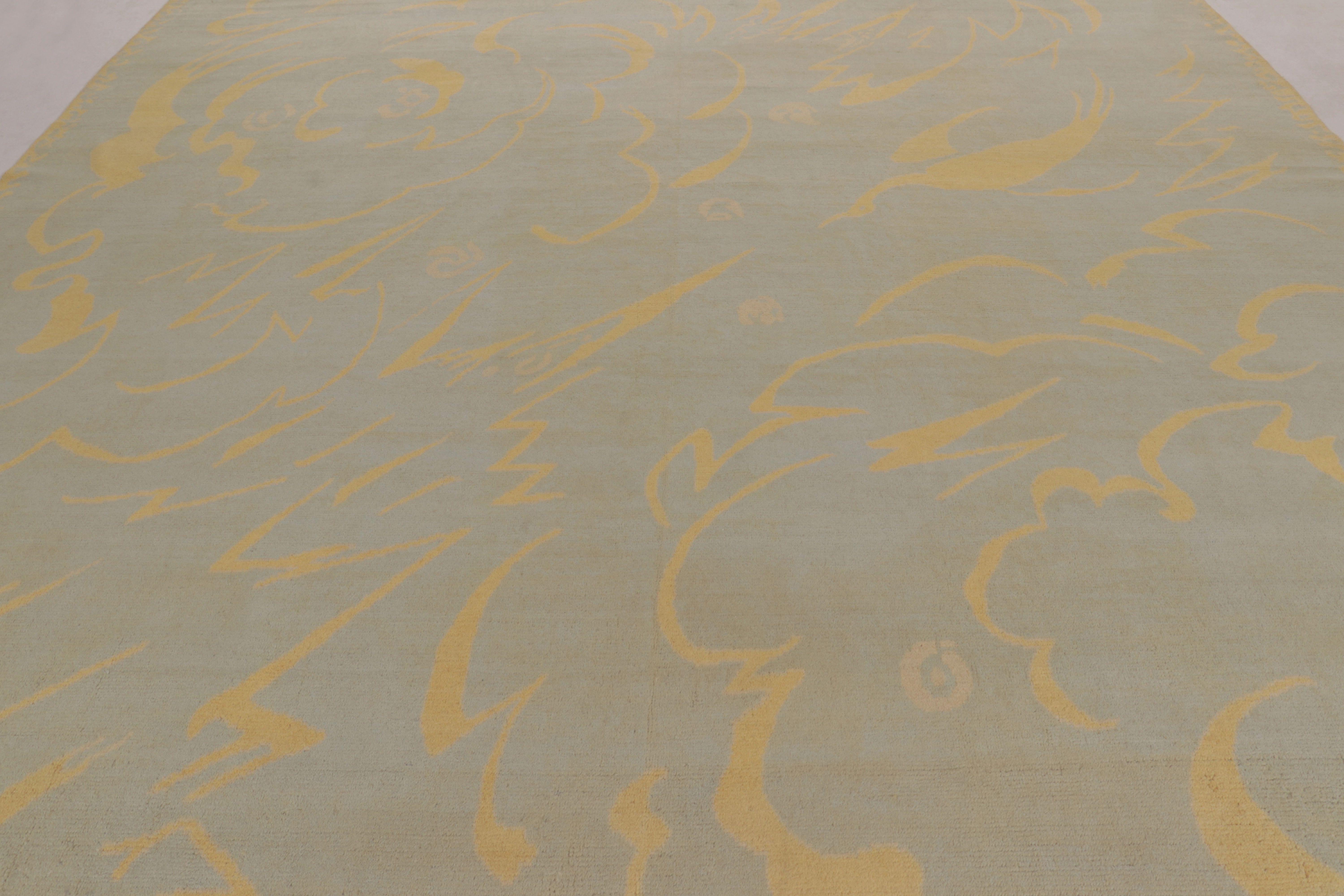 Annodato a mano Rug & Kilim è un tappeto francese in stile Art Deco di colore beige con motivi curvilinei dorati in vendita