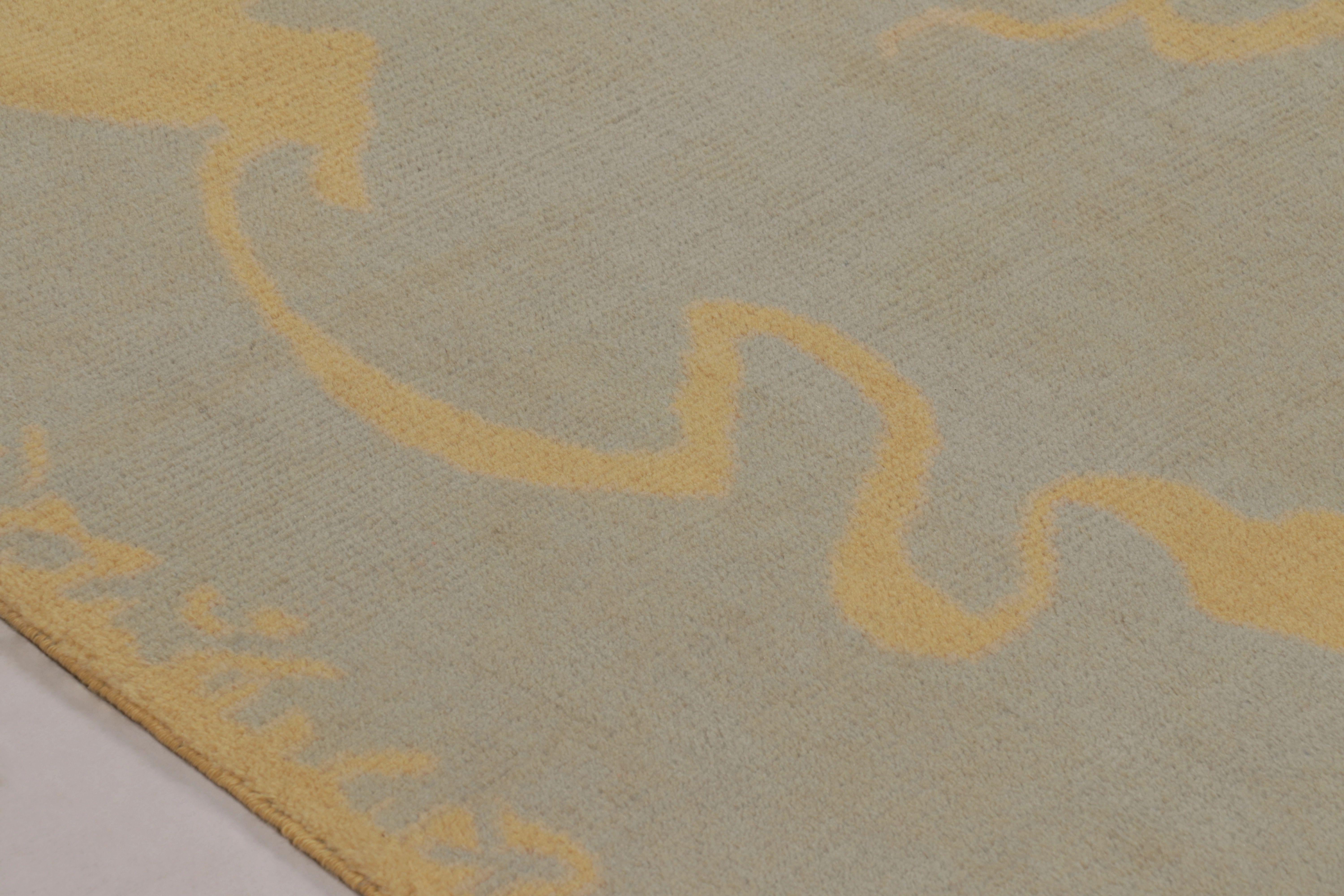 Rug & Kilim è un tappeto francese in stile Art Deco di colore beige con motivi curvilinei dorati In condizioni Nuovo in vendita a Long Island City, NY