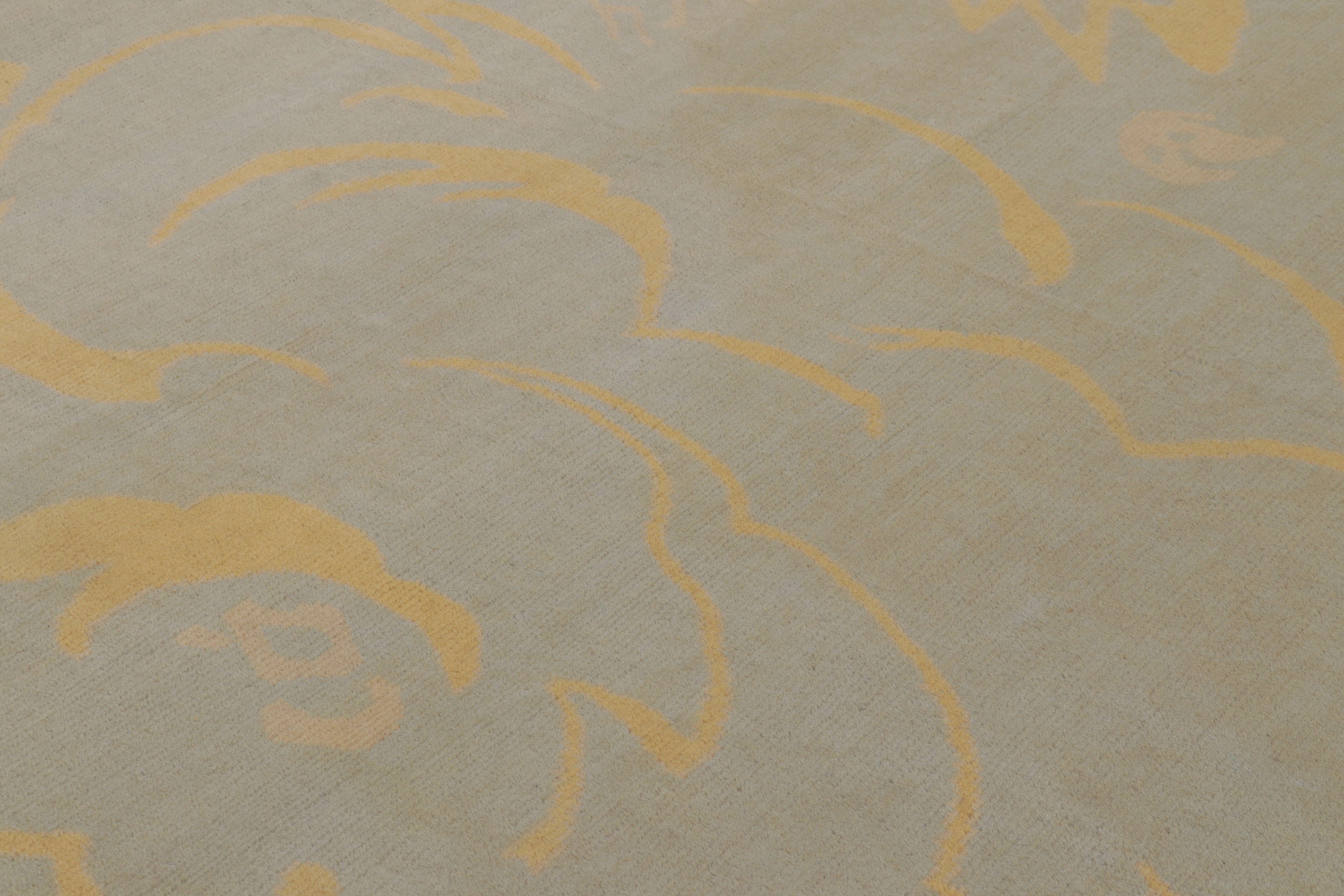 XXI secolo e contemporaneo Rug & Kilim è un tappeto francese in stile Art Deco di colore beige con motivi curvilinei dorati in vendita