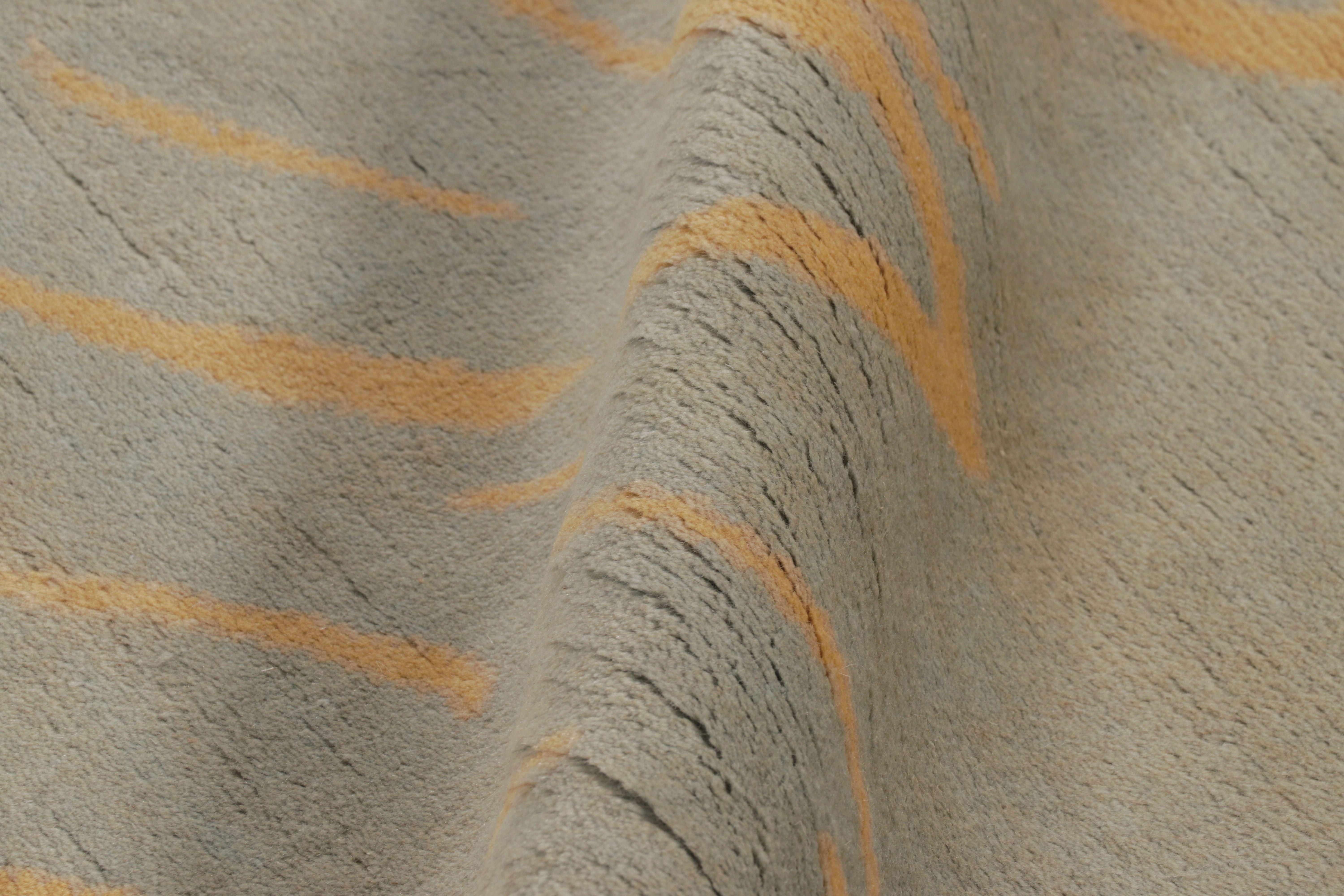 Lana Rug & Kilim è un tappeto francese in stile Art Deco di colore beige con motivi curvilinei dorati in vendita