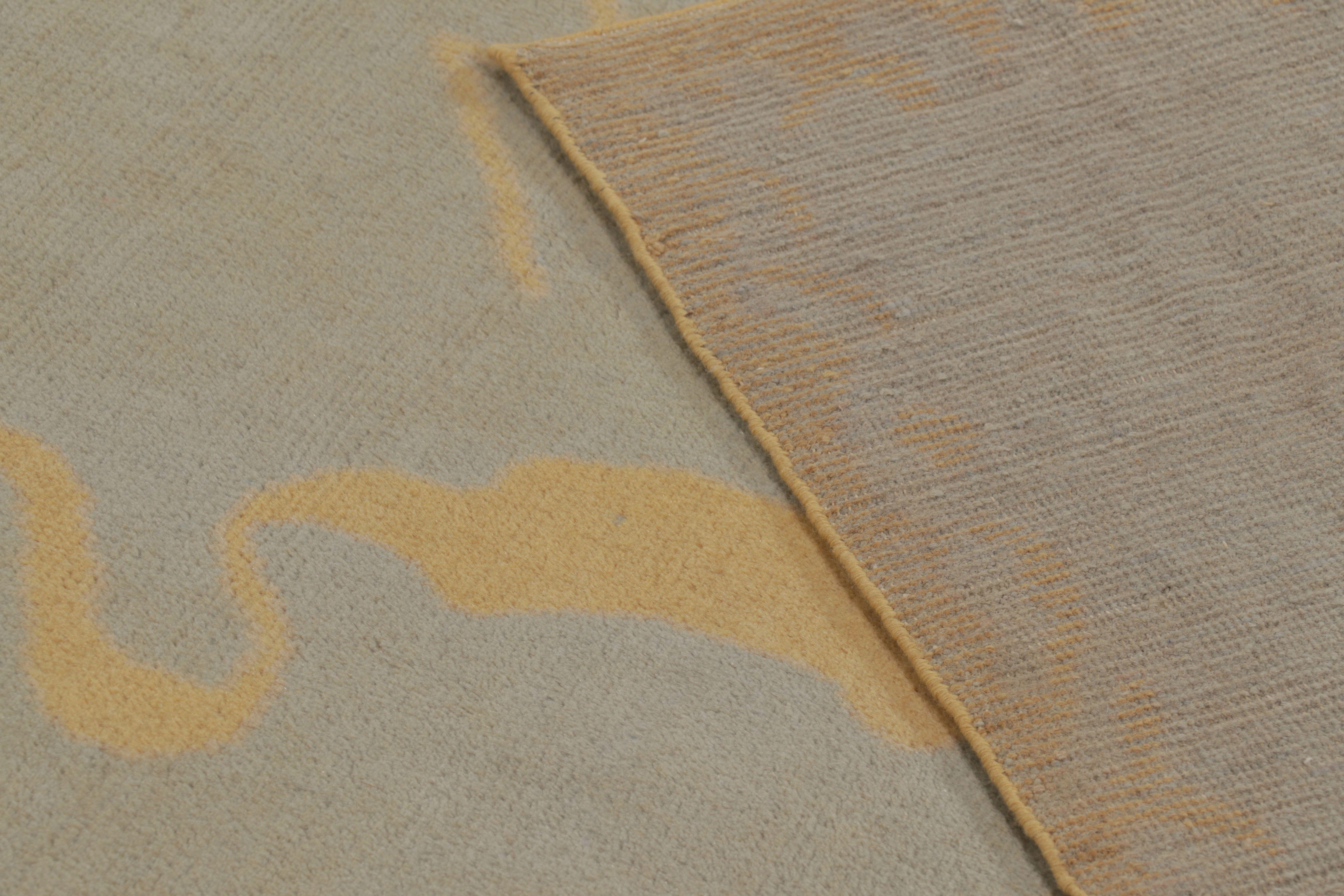 Rug & Kilim è un tappeto francese in stile Art Deco di colore beige con motivi curvilinei dorati in vendita 1