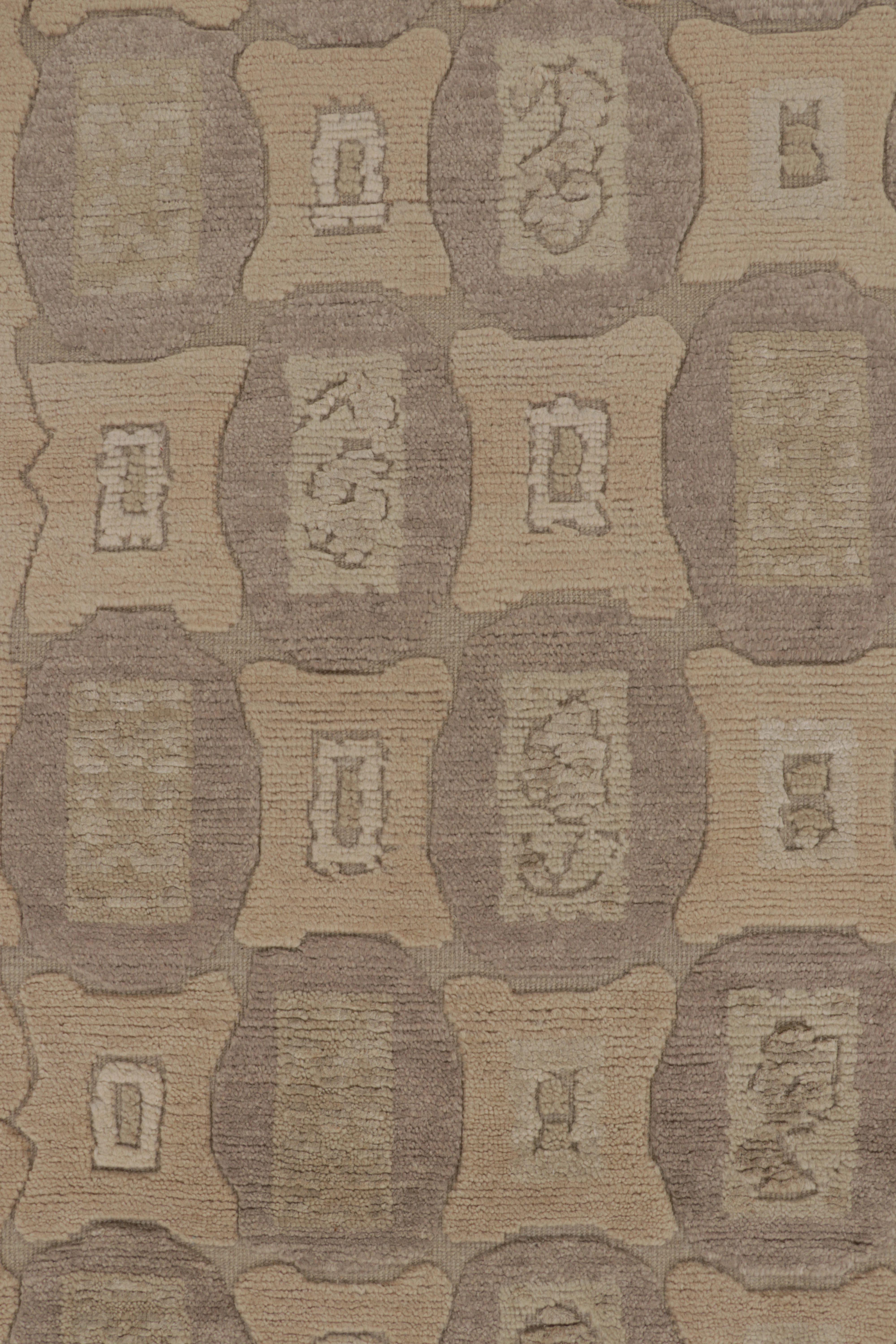  Dieser 6x9 große, handgeknüpfte Teppich aus Wolle, Seide, Jute und Baumwolle von Rug & Kilim ist eine neue Ergänzung der Kollektion französischer Art-Déco-Teppiche - eine zeitgenössische Ode an den modernen Stil der 1920er Jahre mit geometrischen