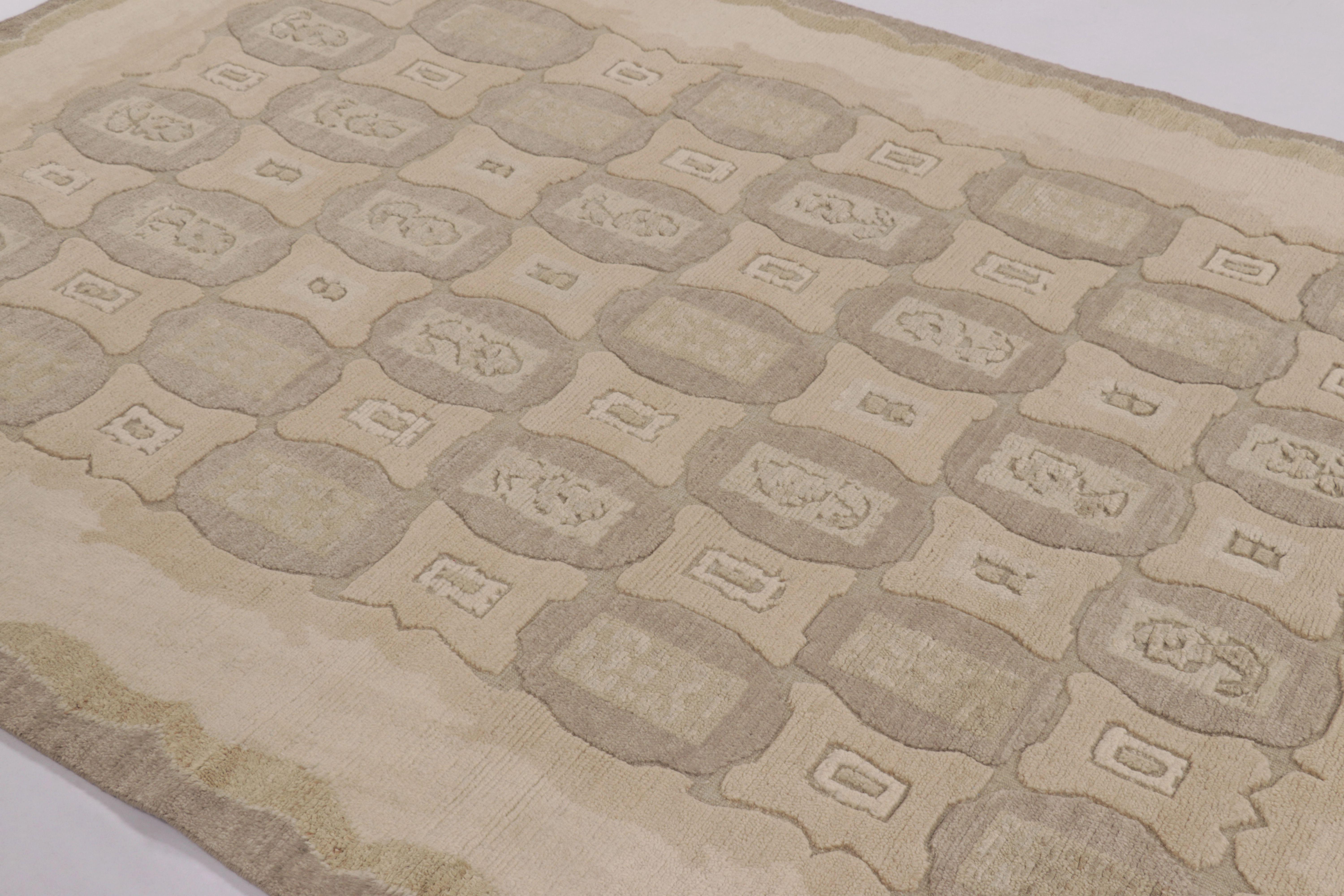 Rug & Kilim's französischer Art-Deco-Teppich in Beige mit hellen geometrischen Mustern (Indisch) im Angebot