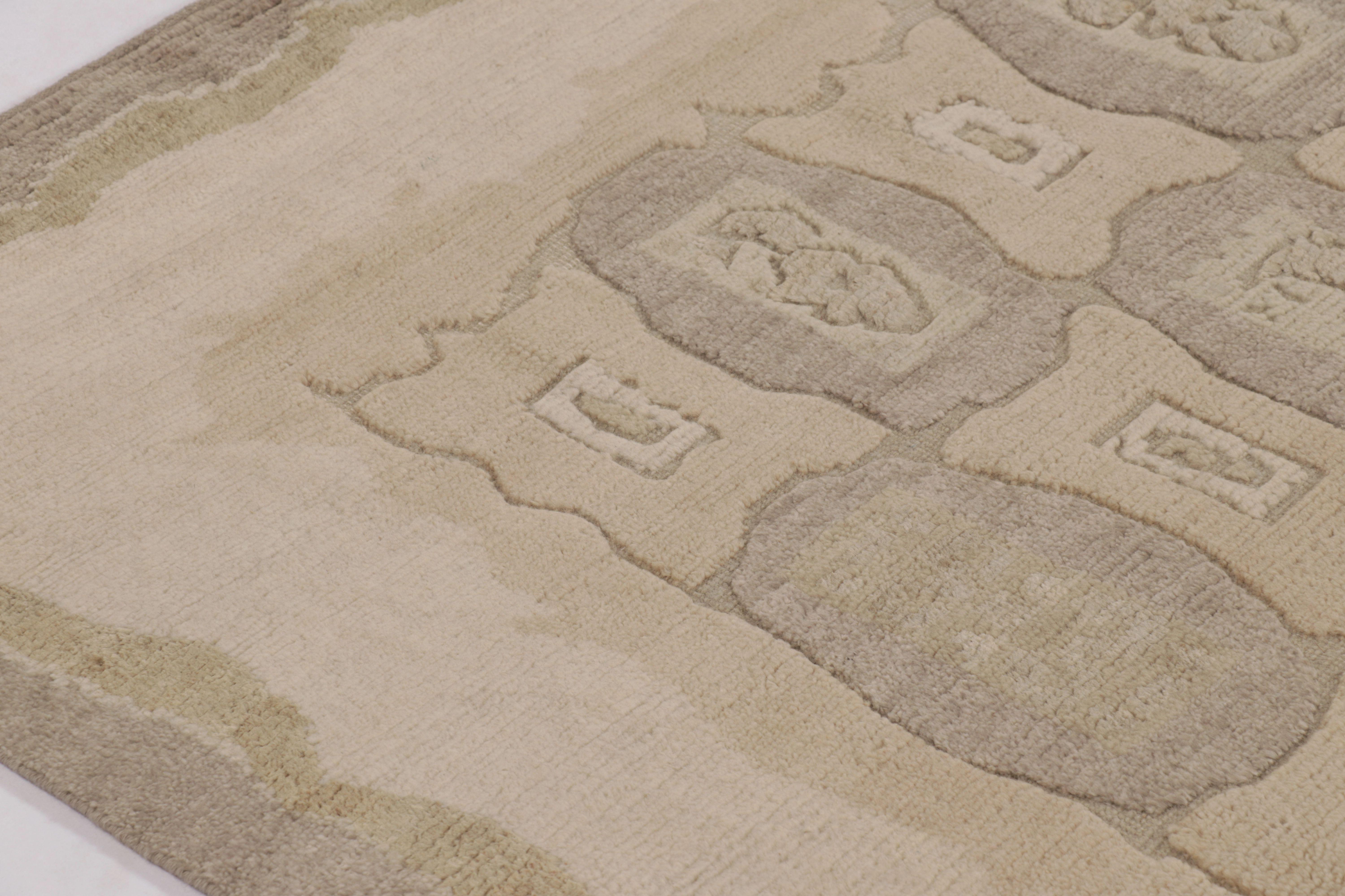 Rug & Kilim's französischer Art-Deco-Teppich in Beige mit hellen geometrischen Mustern (Handgeknüpft) im Angebot