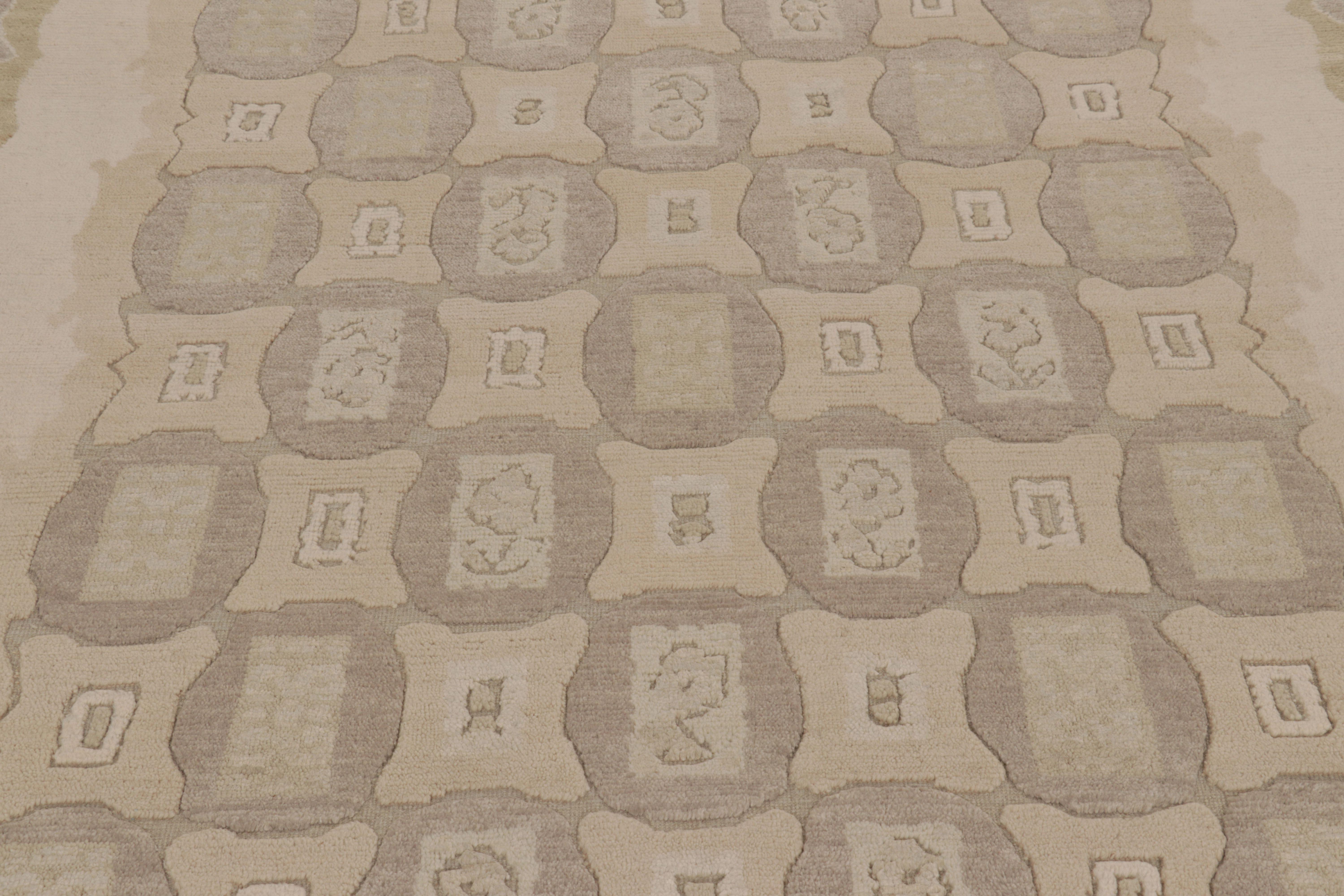 Rug & Kilim's französischer Art-Deco-Teppich in Beige mit hellen geometrischen Mustern im Zustand „Neu“ im Angebot in Long Island City, NY