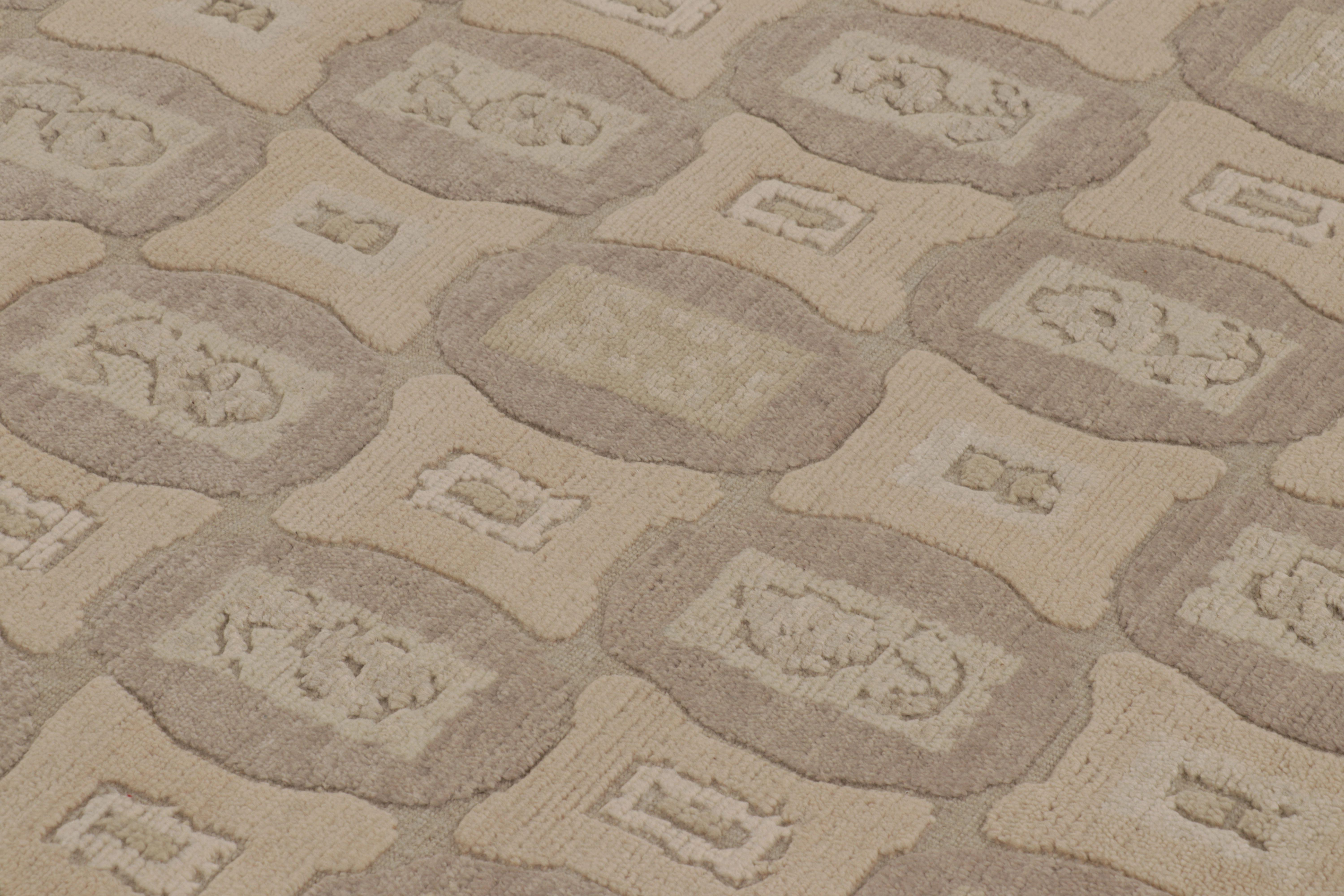 Rug & Kilim's französischer Art-Deco-Teppich in Beige mit hellen geometrischen Mustern (21. Jahrhundert und zeitgenössisch) im Angebot