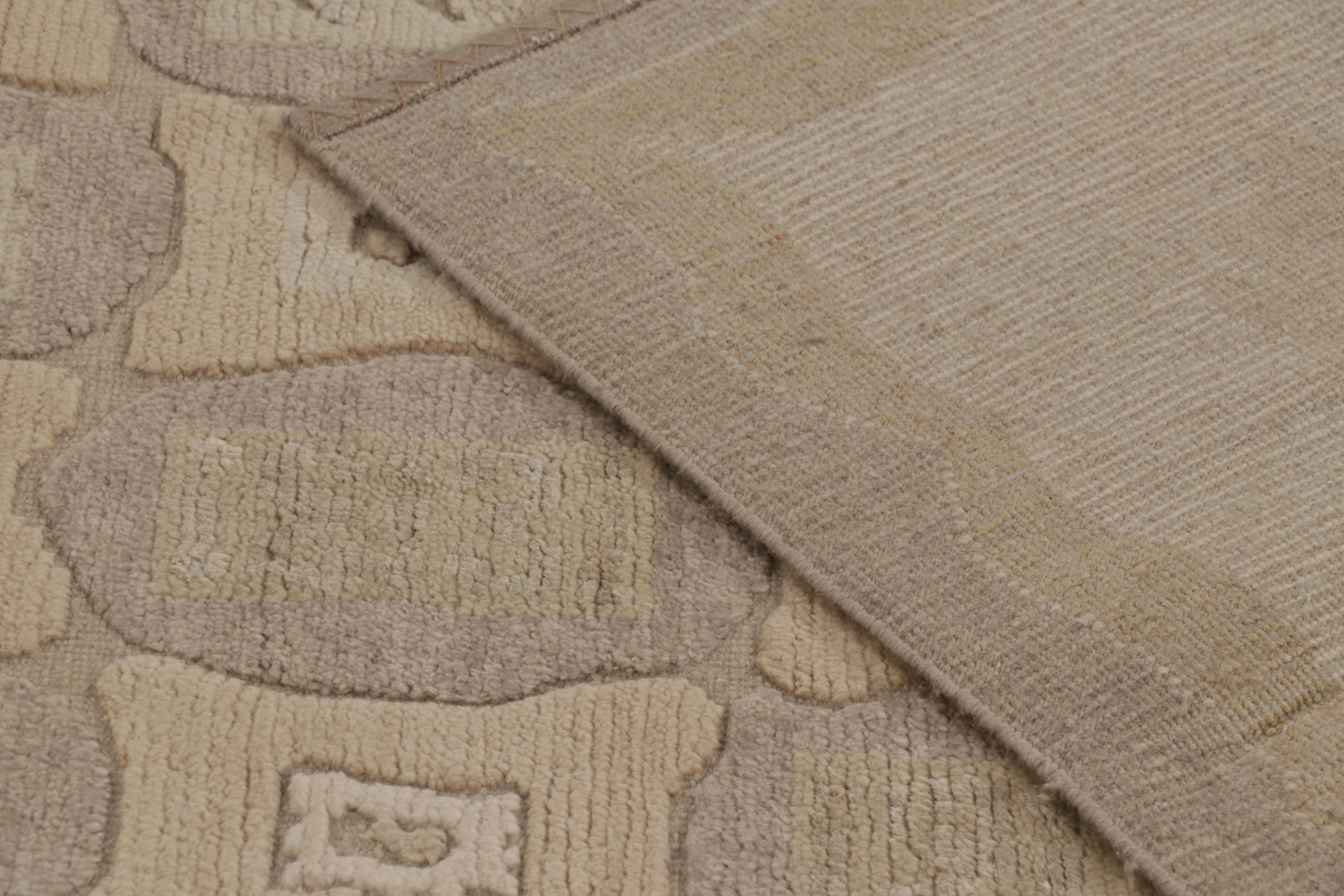 Rug & Kilim's französischer Art-Deco-Teppich in Beige mit hellen geometrischen Mustern im Angebot 1