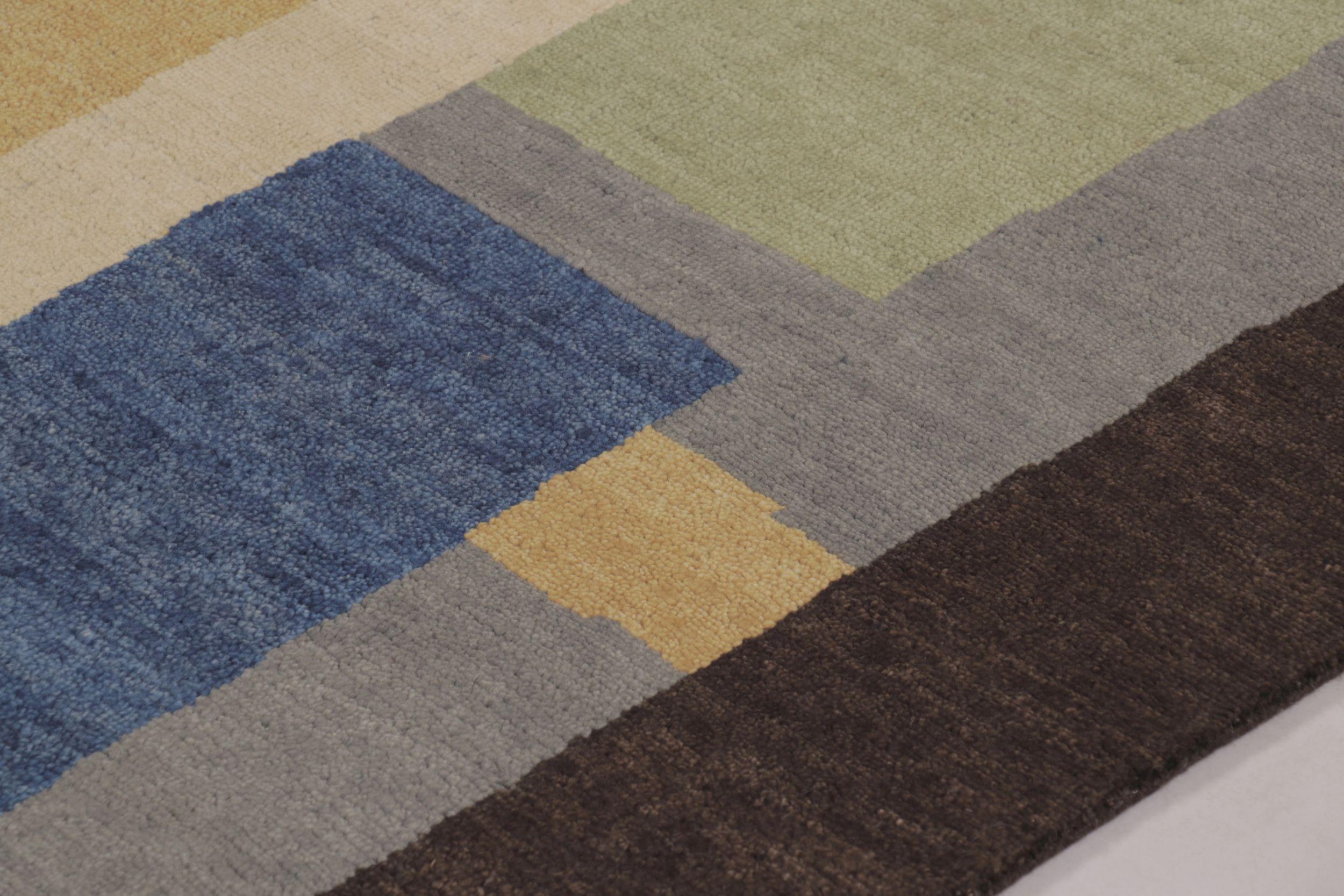 Noué à la main en laine et en coton, ce tapis 9x12 de Rug & Kilim est un nouvel ajout à la collection de tapis Art déco français - une ode contemporaine au style moderne des années 1920, aux motifs géométriques inspirés de certaines des pièces