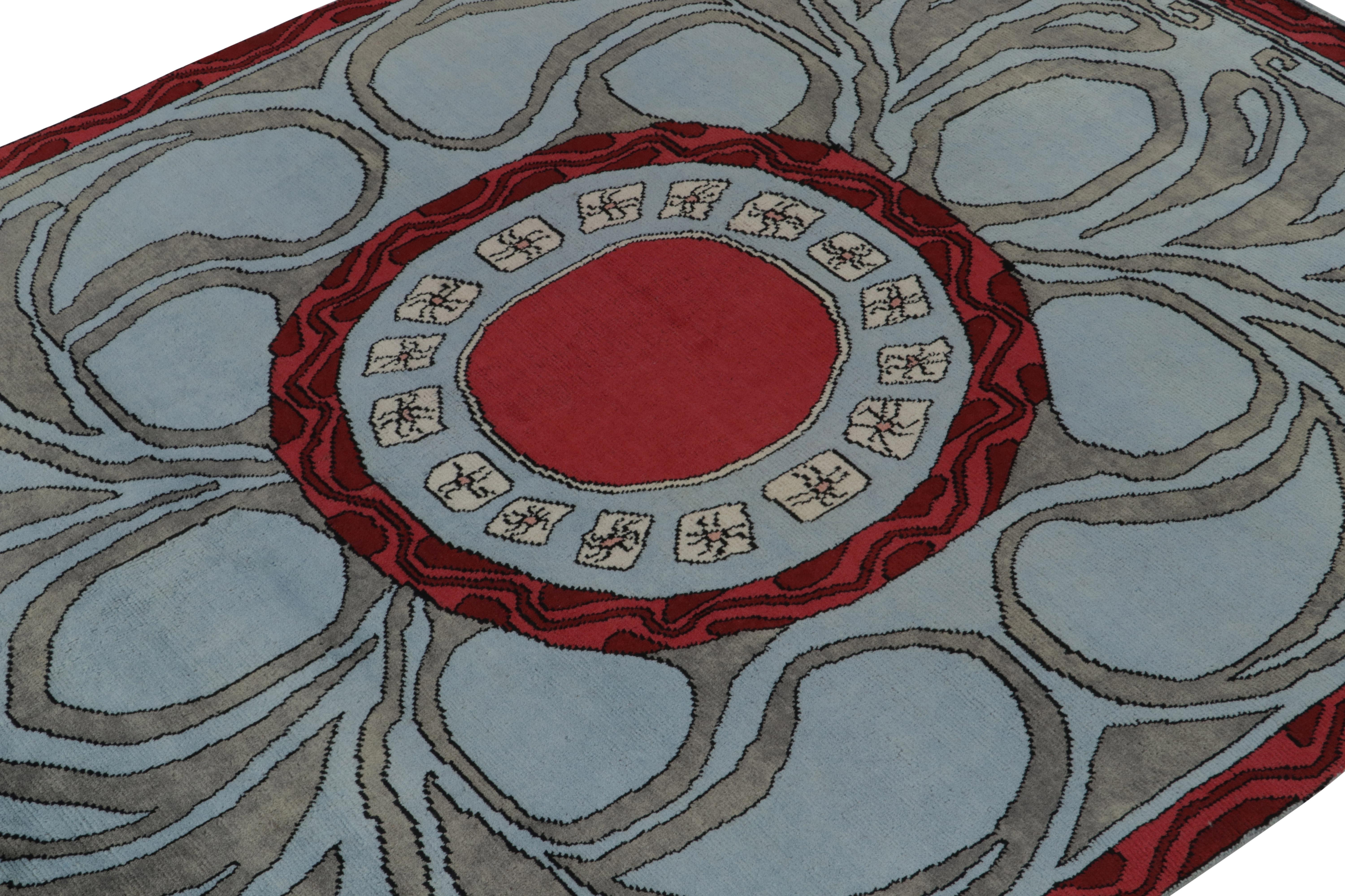 Rug & Kilims französischer Teppich im Art-Déco-Stil mit geometrischen Mustern in Blau, Rot und Grau (Indisch) im Angebot