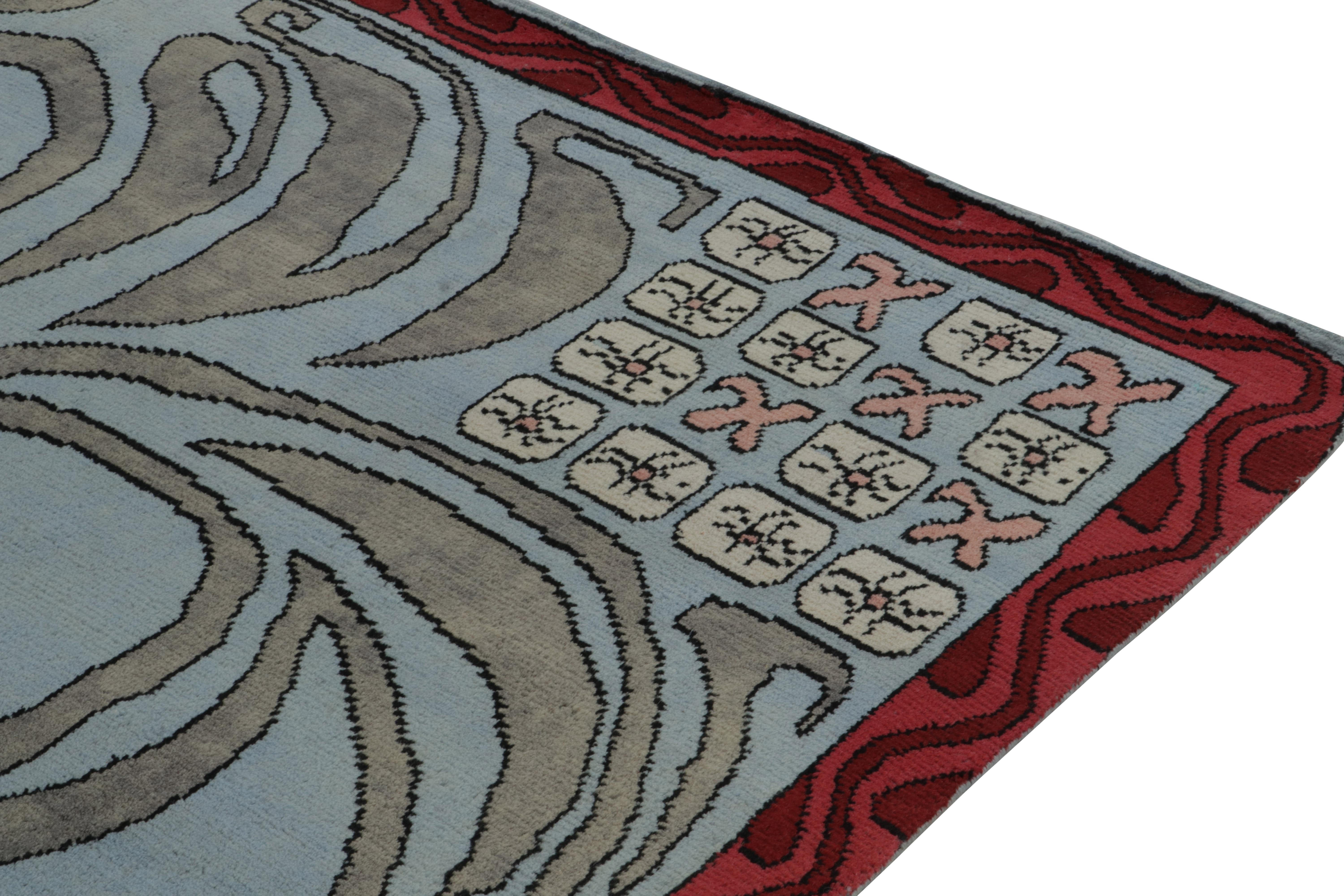 Rug & Kilims französischer Teppich im Art-Déco-Stil mit geometrischen Mustern in Blau, Rot und Grau (Handgeknüpft) im Angebot