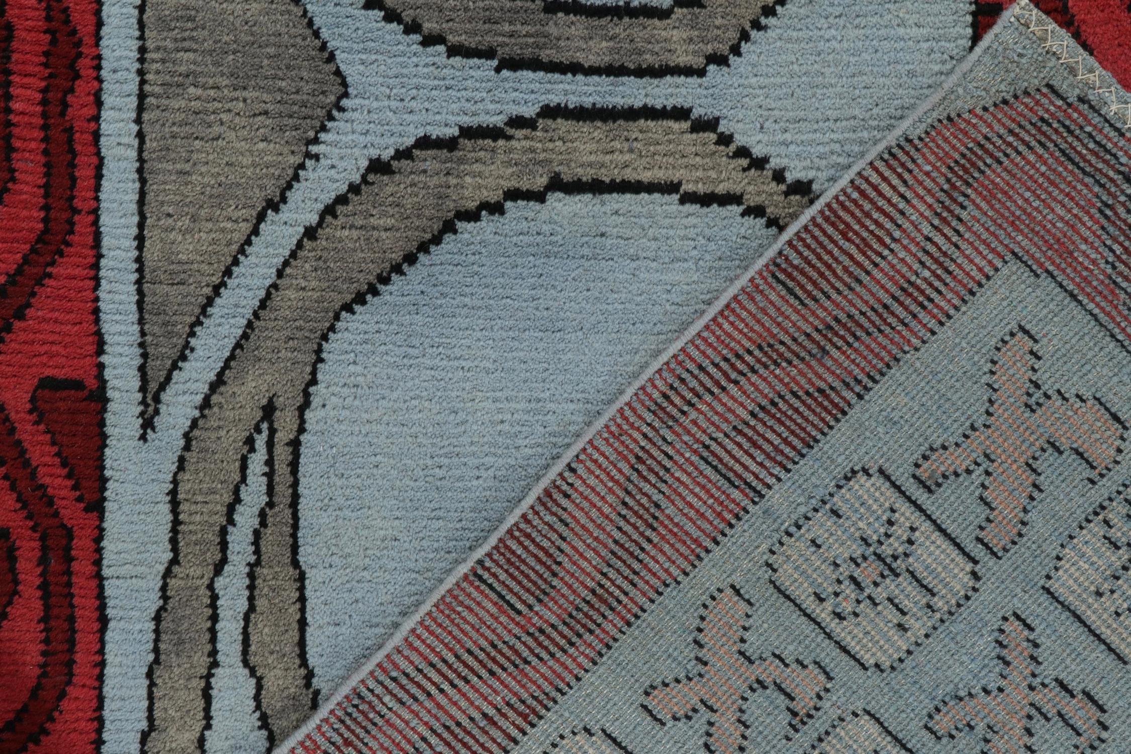 Rug & Kilims französischer Teppich im Art-Déco-Stil mit geometrischen Mustern in Blau, Rot und Grau (21. Jahrhundert und zeitgenössisch) im Angebot