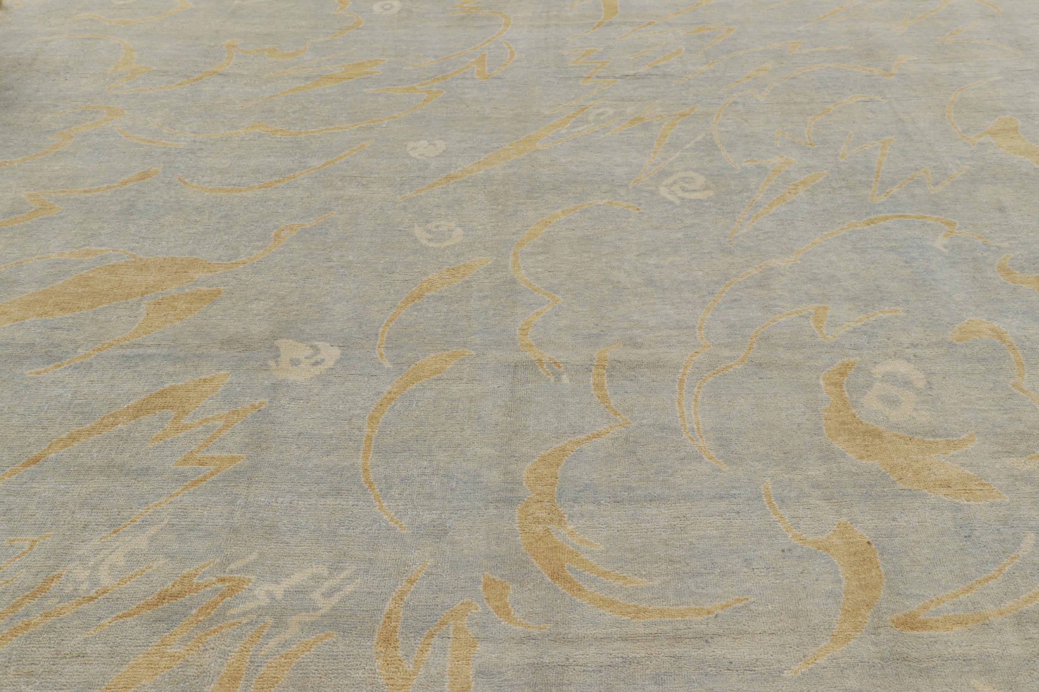 Annodato a mano in lana, questo tappeto moderno 12x14 rappresenta la collezione di tappeti French Art Deco di Rug & Kilim.

Sul design: 

Questo disegno presenta motivi geometrici astratti in tonalità gialle su un campo blu, racchiuso da un bordo