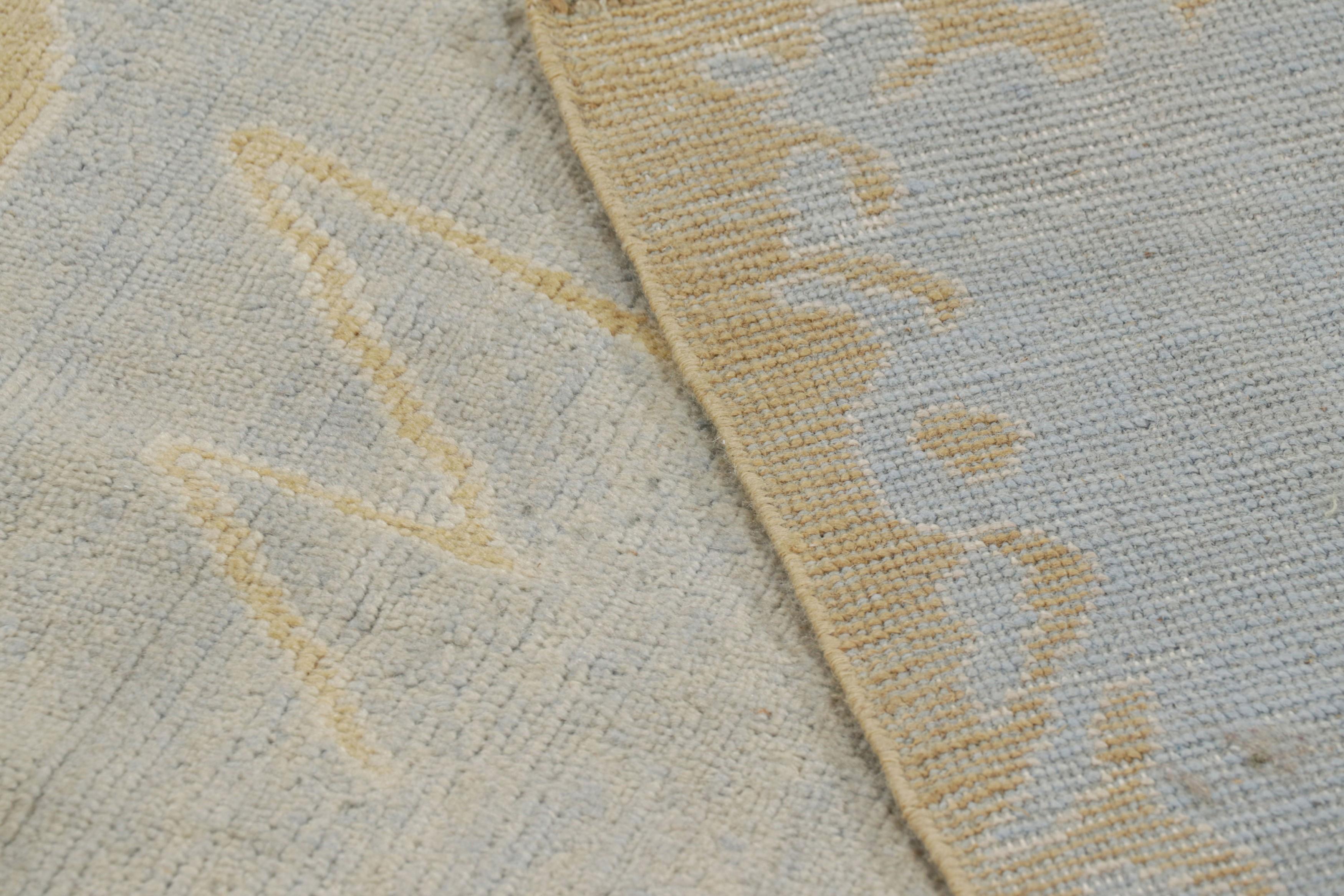 Rug & Kilim è un tappeto francese in stile Art Déco con motivi geometrici gialli e blu in vendita 1