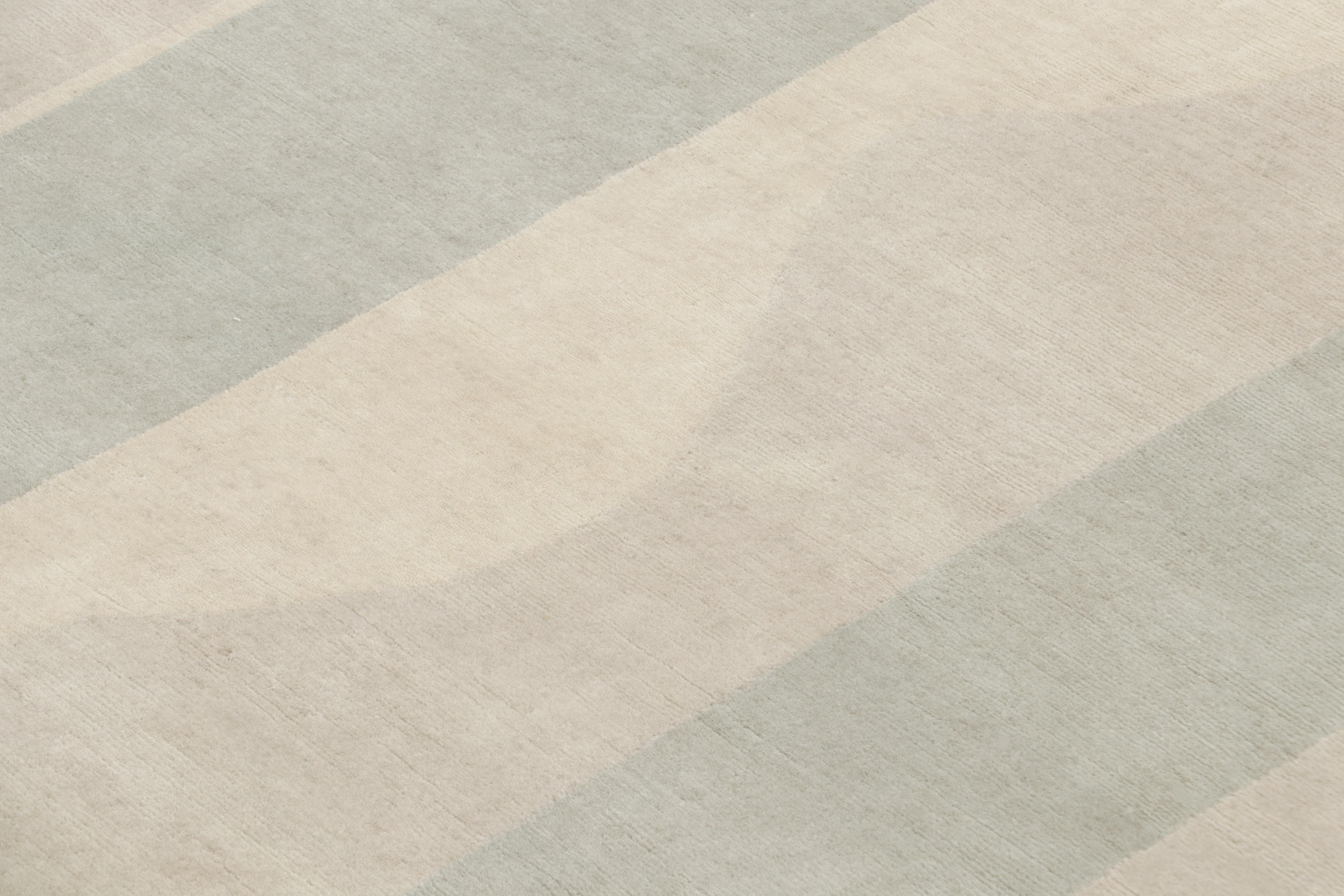 Rug & Kilims französischer Teppich im Art Deco-Stil mit grauem, braunem und schwarzem geometrischem Muster (21. Jahrhundert und zeitgenössisch) im Angebot