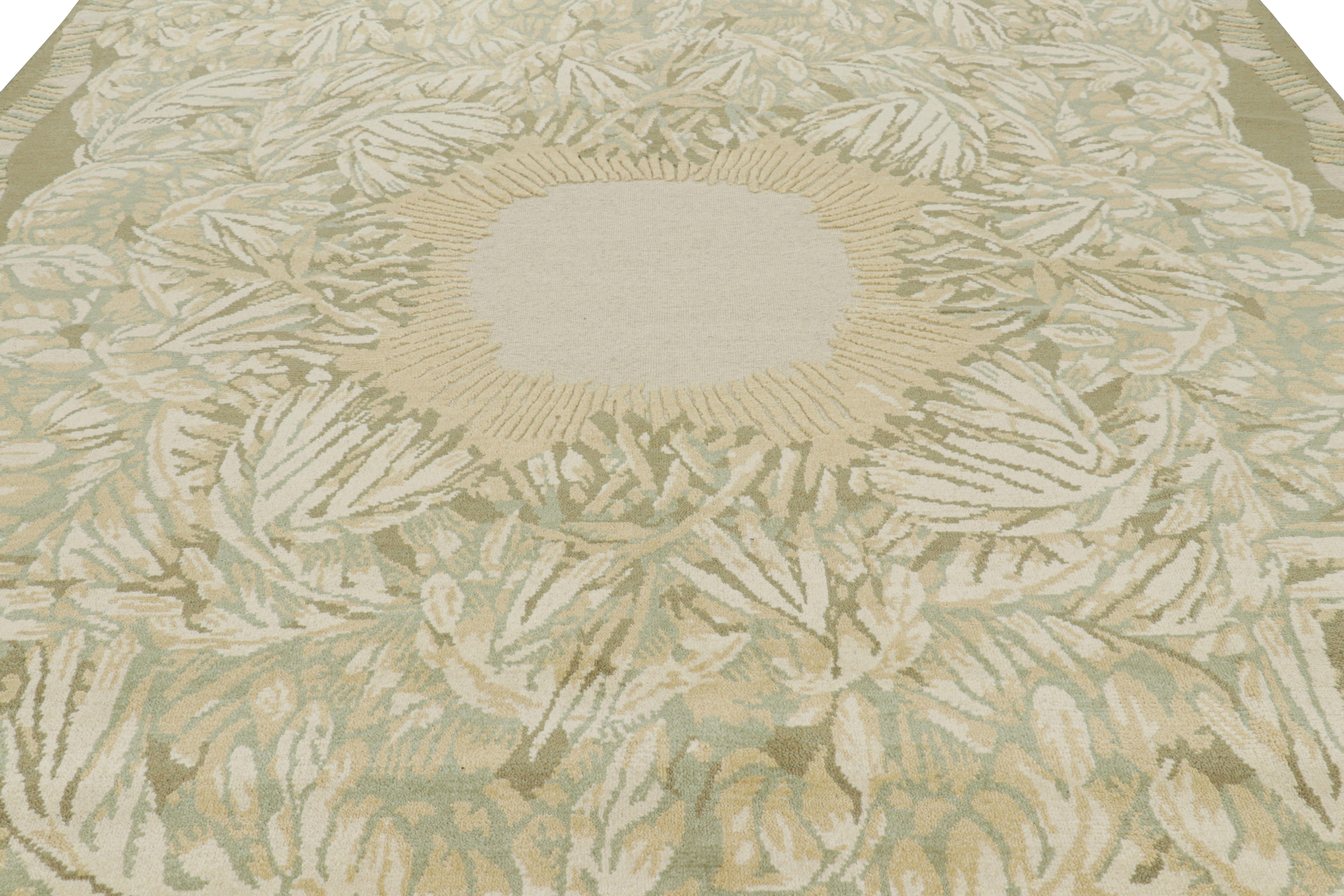 Anudada a mano en lana y originaria de la India, esta moderna alfombra de 9x12 es una nueva incorporación a la colección de alfombras art déco francesas de Rug & Kilim: una oda contemporánea al estilo moderne de los años 20, con motivos geométricos