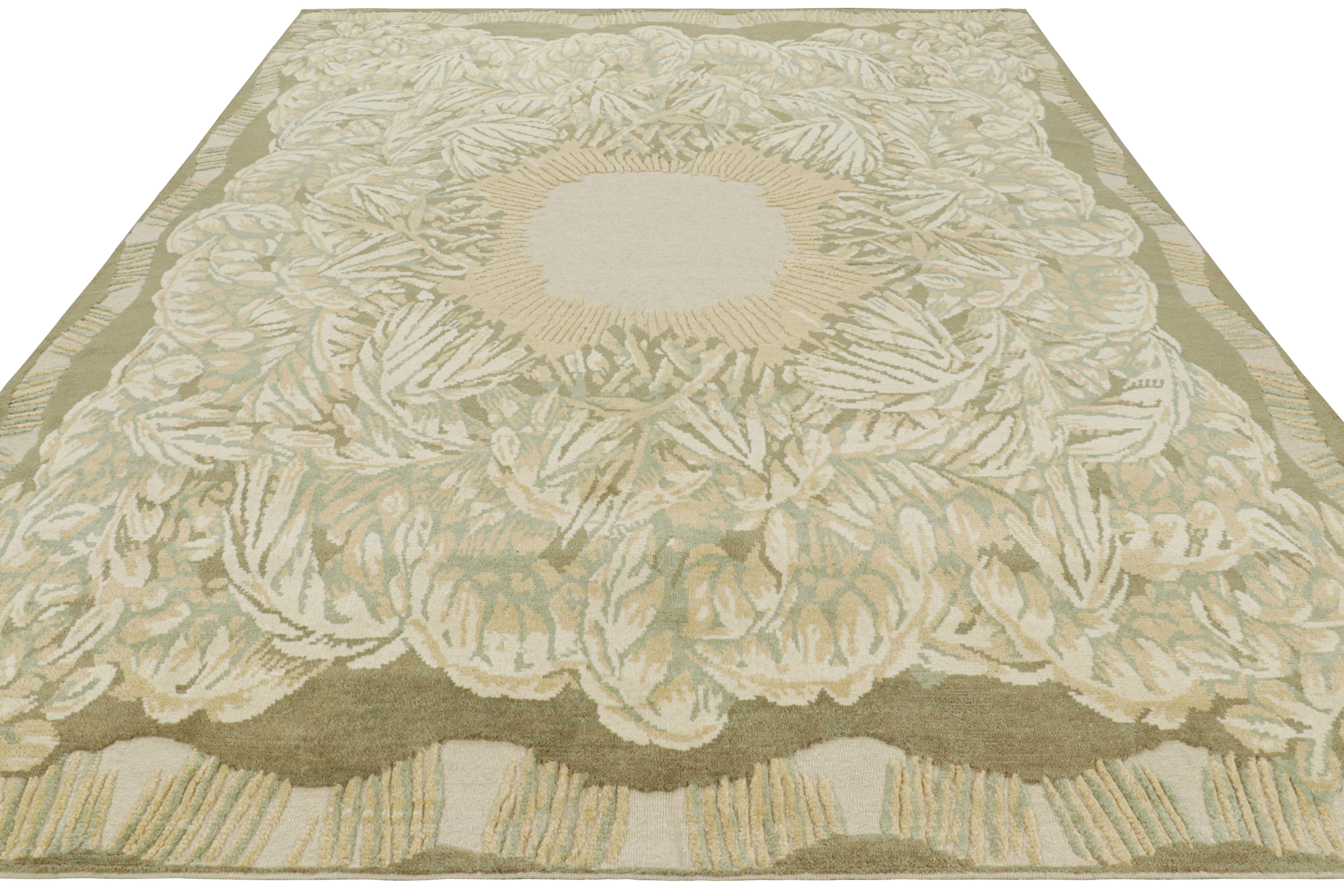Alfombra francesa de estilo Art Déco Rug & Kilim con motivos florales en verde, crema y beige Anudado a mano en venta