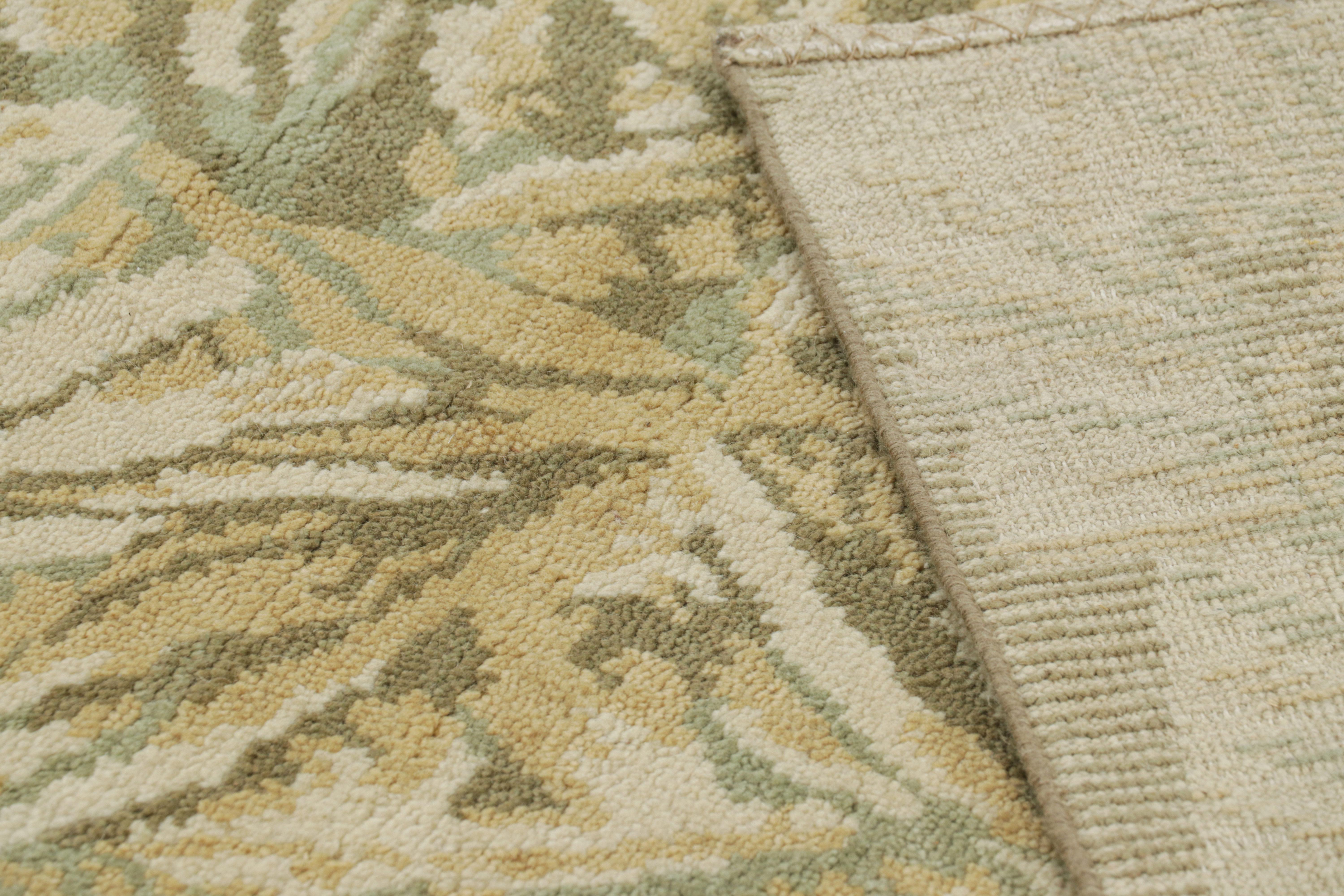Alfombra francesa de estilo Art Déco Rug & Kilim con motivos florales en verde, crema y beige Siglo XXI y contemporáneo en venta