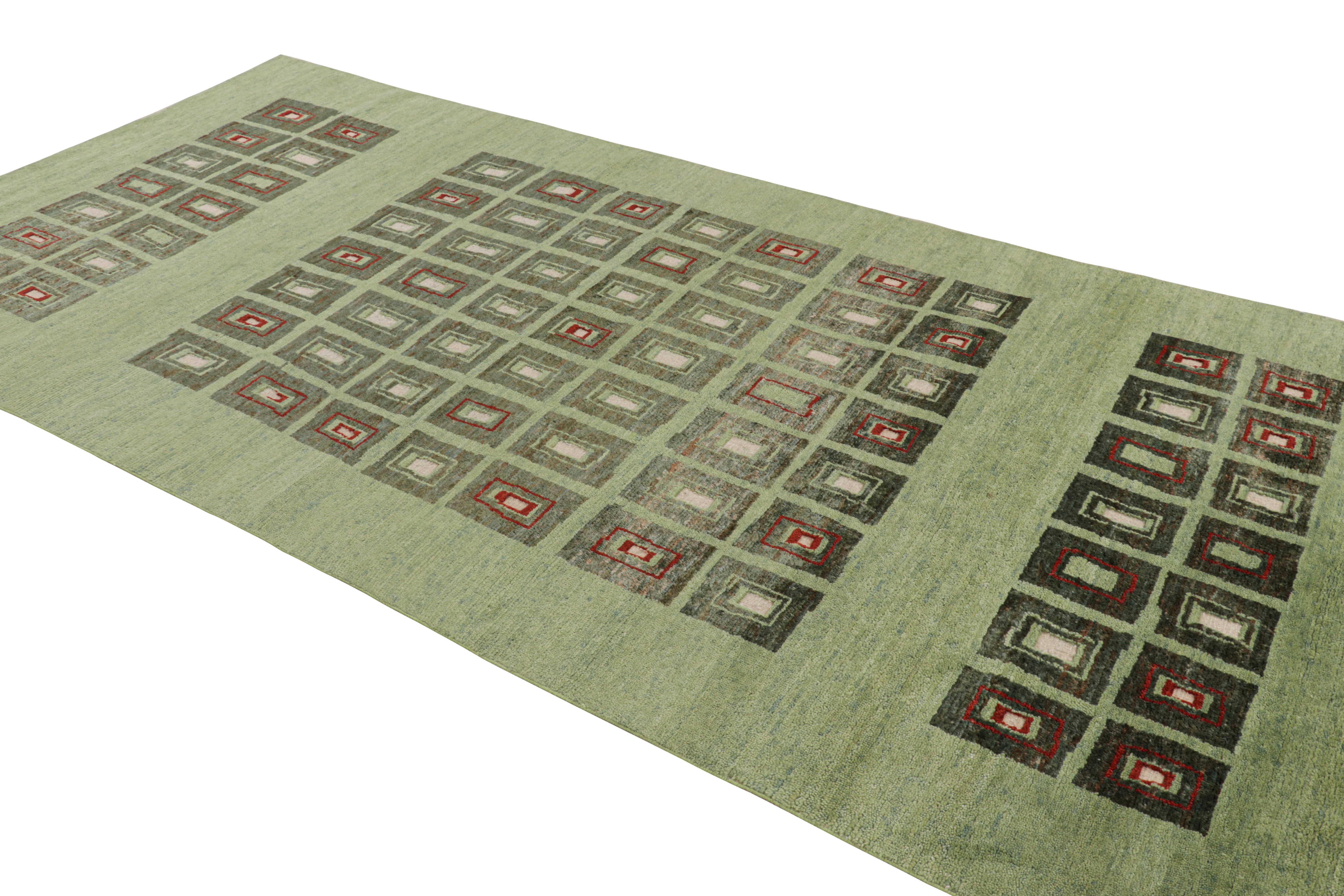 Annodato a mano Rug & Kilim è un tappeto francese in stile Art Deco di colore verde con motivi geometrici in vendita
