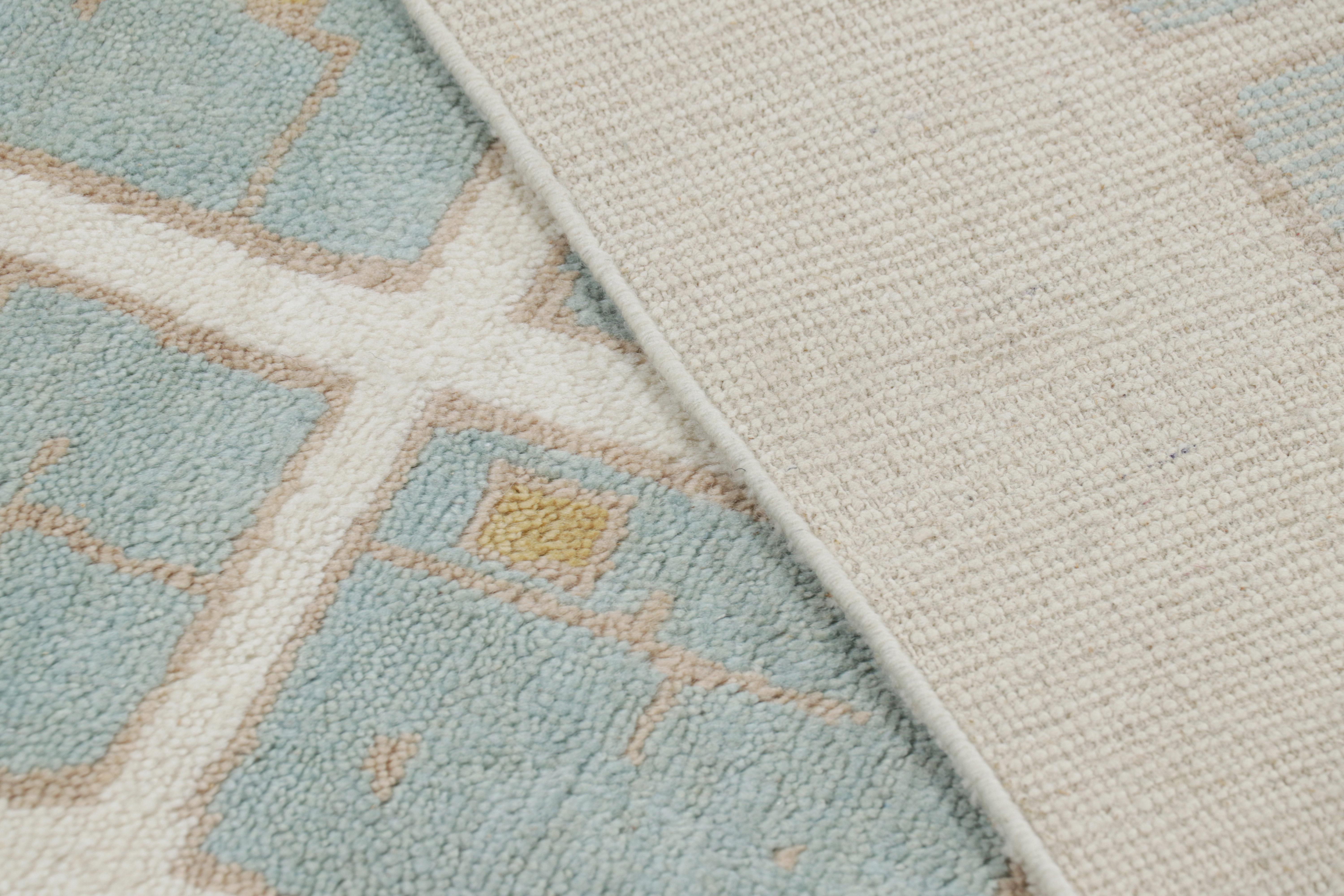XXI secolo e contemporaneo Rug & Kilim è un tappeto francese in stile Art Deco con motivi geometrici in bianco e blu in vendita