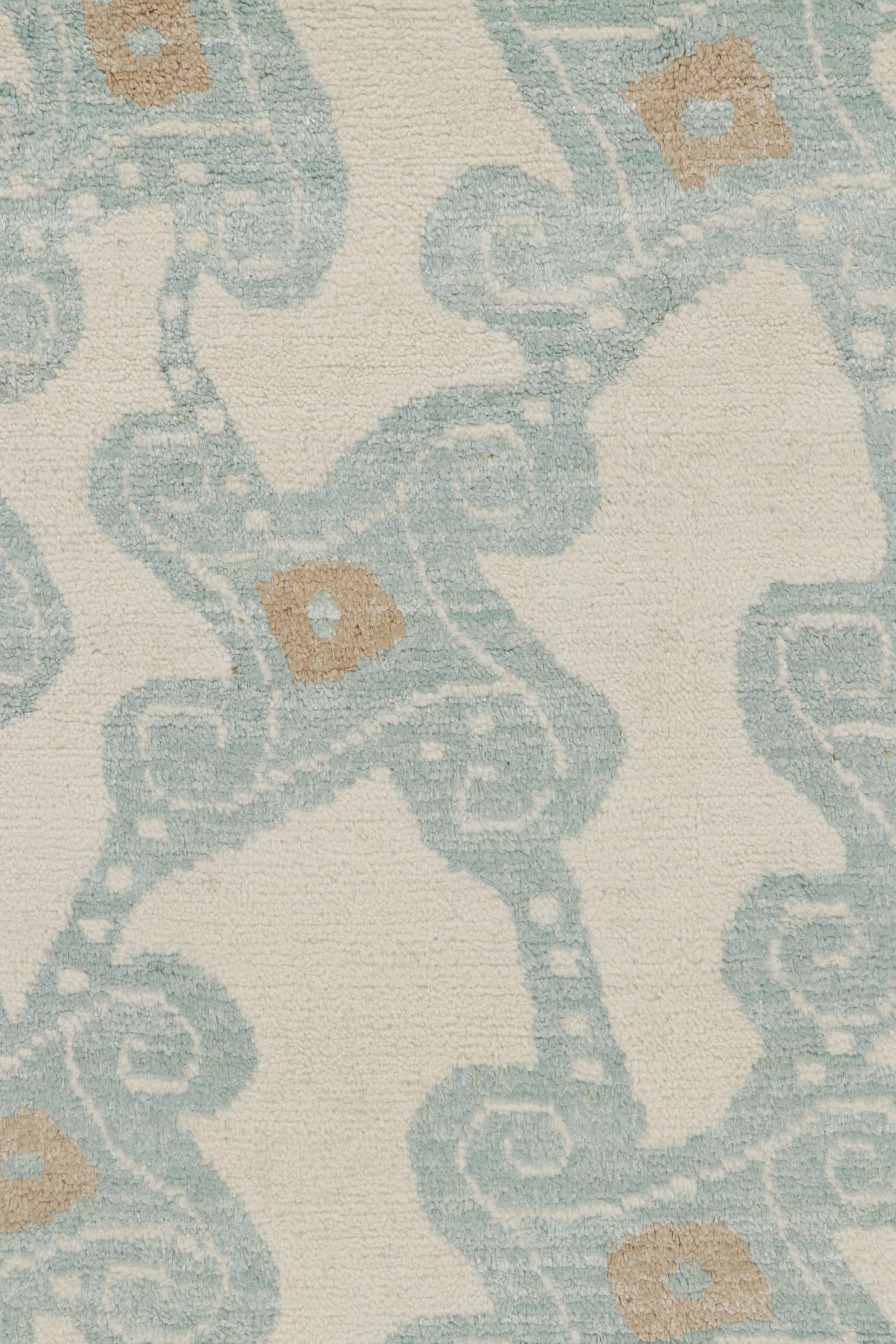 Rug & Kilims französischer Teppich im Art-Déco-Stil in Weiß mit buntem, geometrischem Muster im Zustand „Neu“ im Angebot in Long Island City, NY