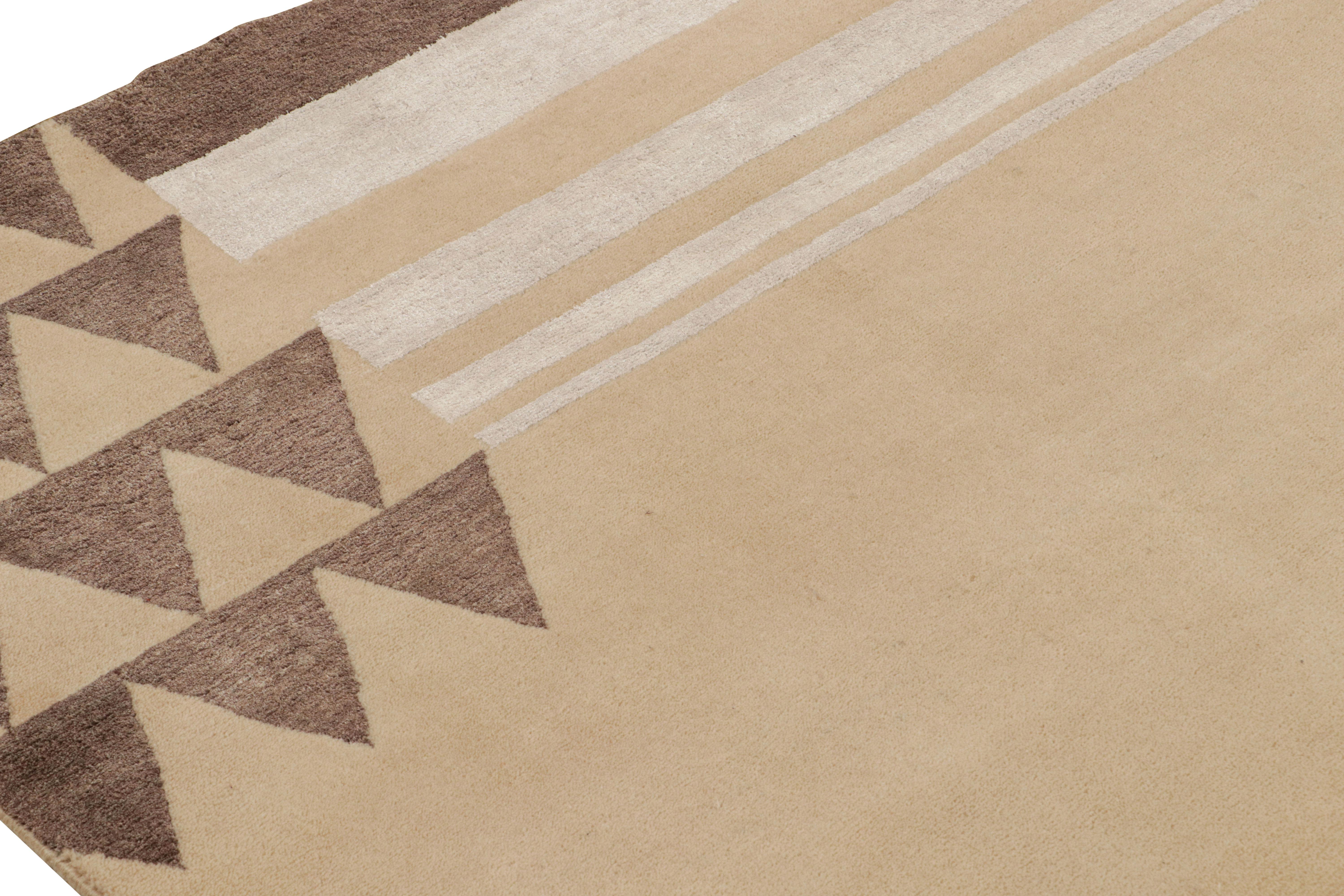 Noué à la main Rug & Kilim's French Art Deco Rug with Beige-Brown Patterns (tapis de style Art déco français avec des motifs beiges et bruns) en vente